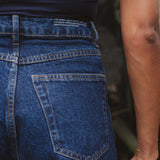 Calça Jeans Balloon Baobá Azul Escuro Eco Denim™. Compre online moda sustentável e atemporal na Minimadeia, marca slow fashion de roupas femininas. Foto produto DEZ25 08