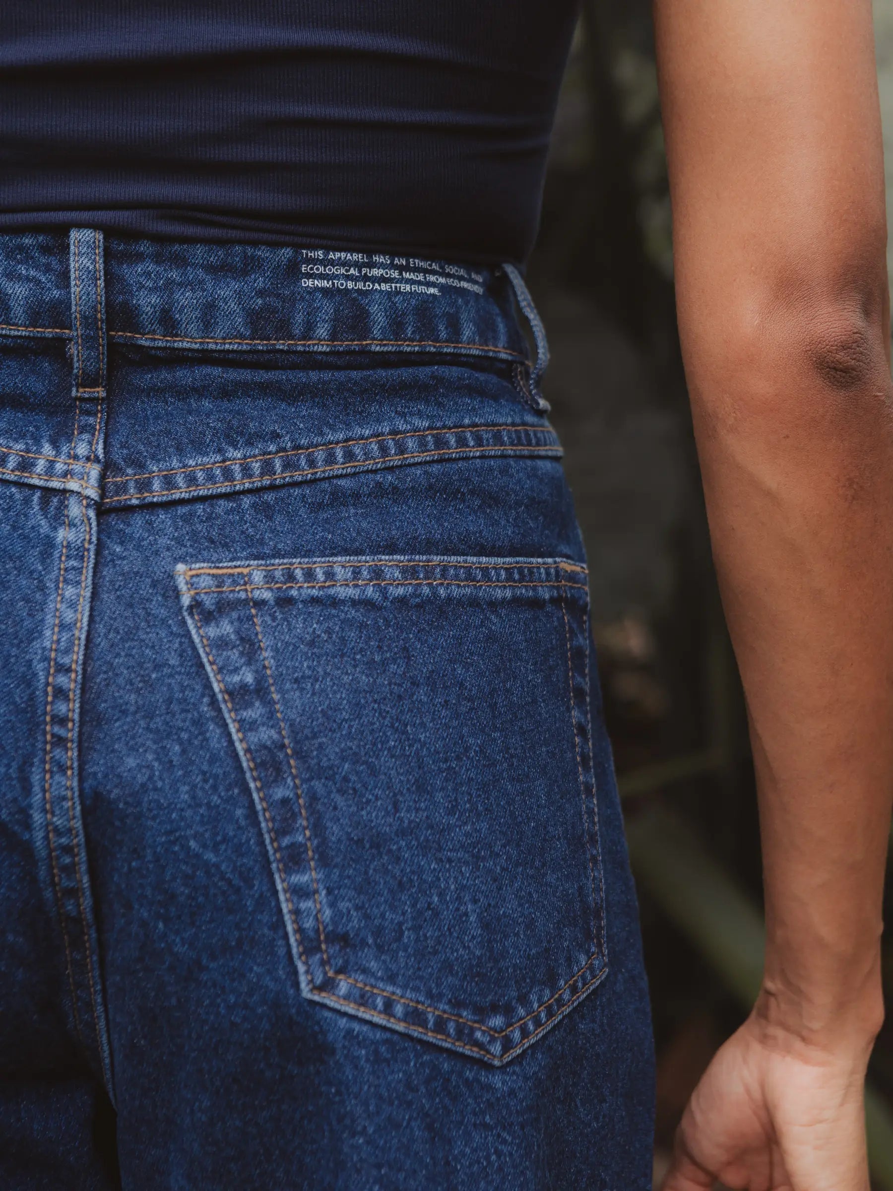 Calça Jeans Balloon Baobá Azul Escuro Eco Denim™. Compre online moda sustentável e atemporal na Minimadeia, marca slow fashion de roupas femininas. Foto produto DEZ25 08