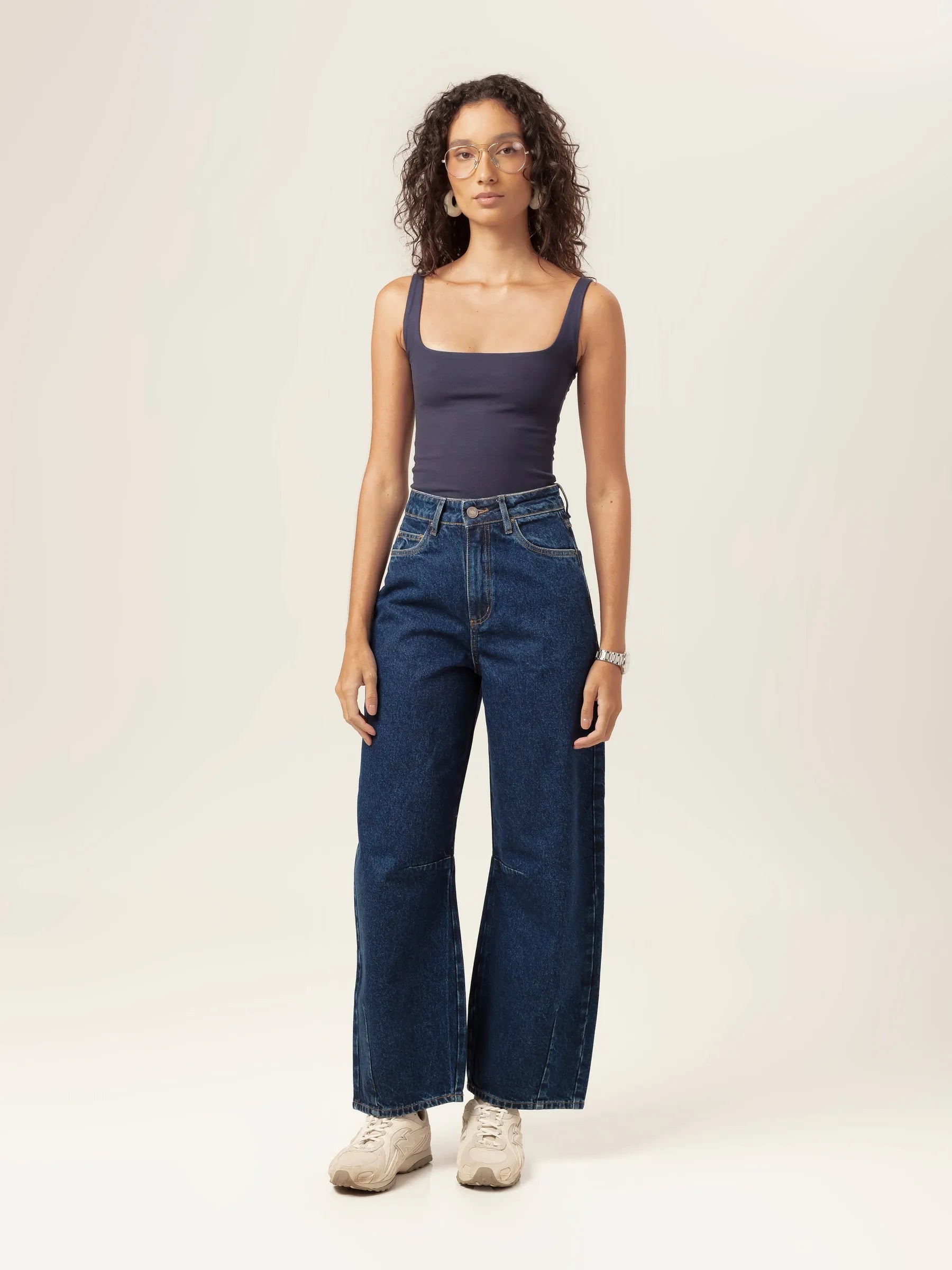 Calça Jeans Balloon Baobá Azul Escuro Eco Denim™. Compre online moda sustentável e atemporal na Minimadeia, marca slow fashion de roupas femininas. Foto produto MAR26 01