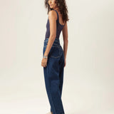 Calça Jeans Balloon Baobá Azul Escuro Eco Denim™. Compre online moda sustentável e atemporal na Minimadeia, marca slow fashion de roupas femininas. Foto produto MAR26 02
