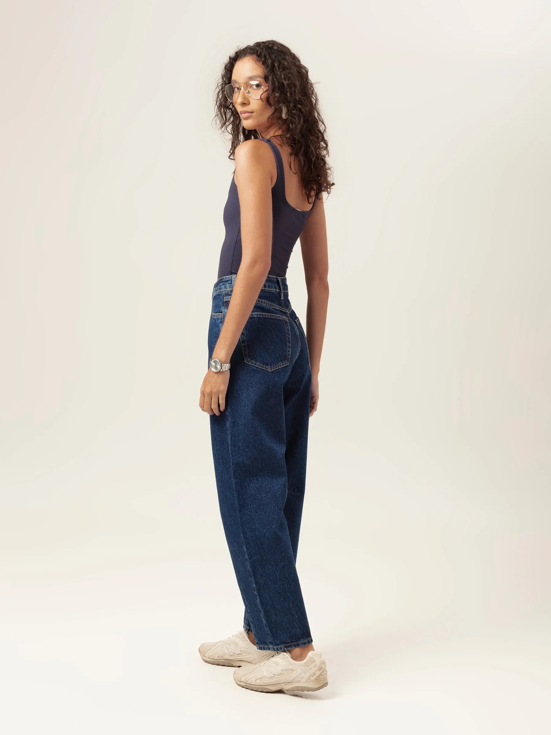 Calça Jeans Balloon Baobá Azul Escuro Eco Denim™. Compre online moda sustentável e atemporal na Minimadeia, marca slow fashion de roupas femininas. Foto produto MAR26 02