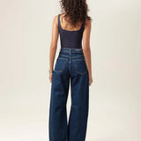 Calça Jeans Balloon Baobá Azul Escuro Eco Denim™. Compre online moda sustentável e atemporal na Minimadeia, marca slow fashion de roupas femininas. Foto produto MAR26 03