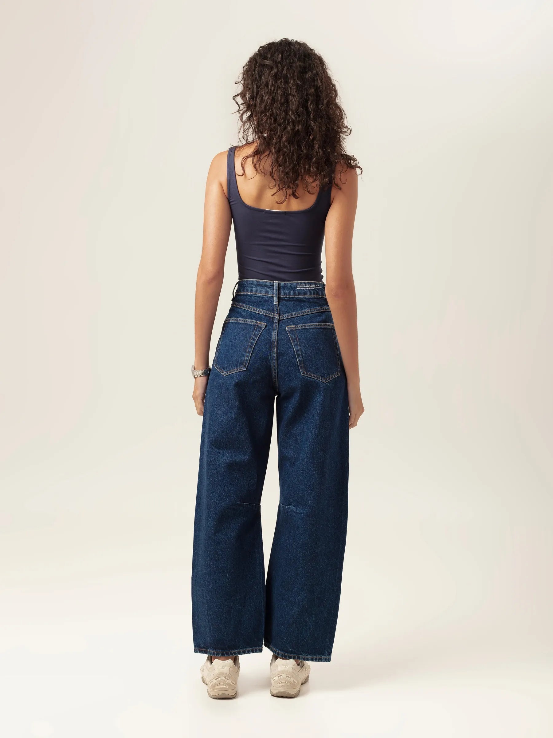 Calça Jeans Balloon Baobá Azul Escuro Eco Denim™. Compre online moda sustentável e atemporal na Minimadeia, marca slow fashion de roupas femininas. Foto produto MAR26 03