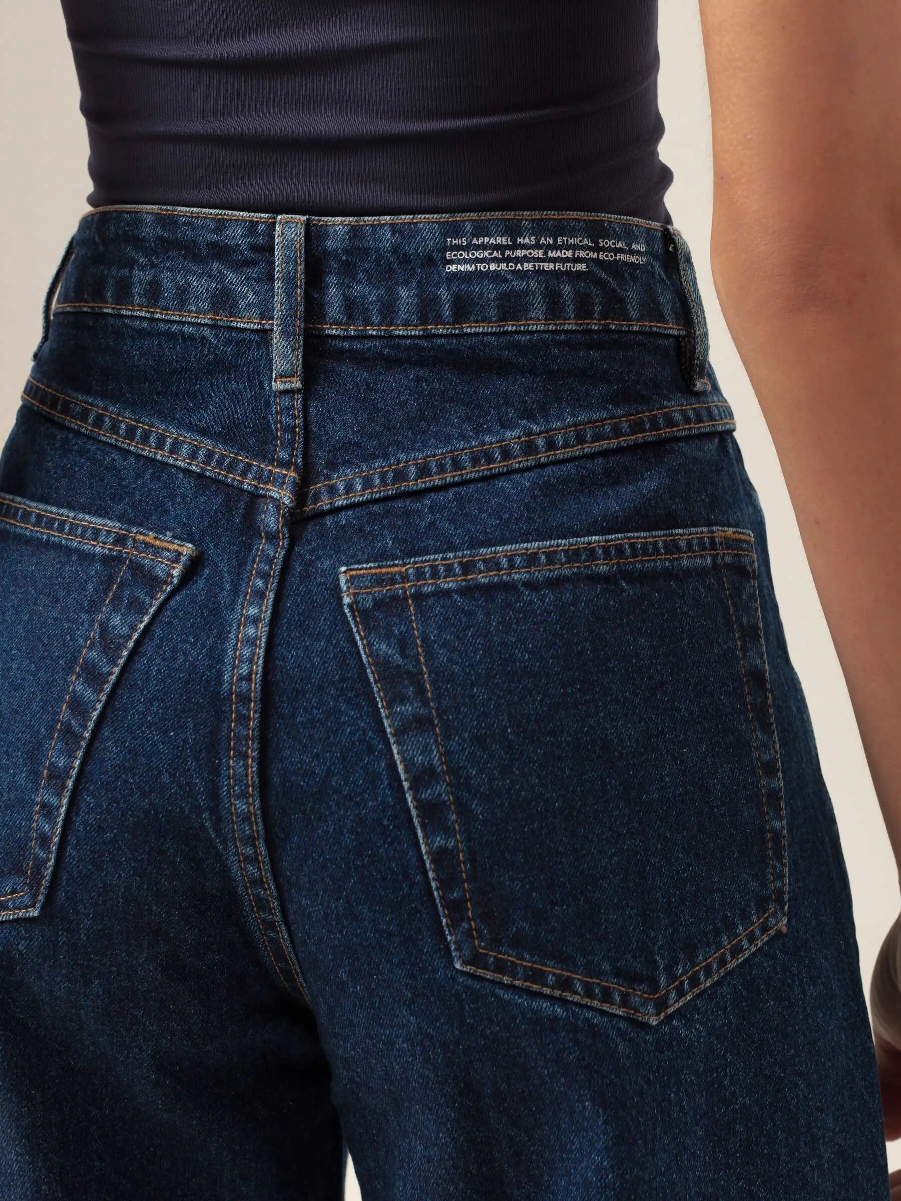 Calça Jeans Balloon Baobá Azul Escuro Eco Denim™. Compre online moda sustentável e atemporal na Minimadeia, marca slow fashion de roupas femininas. Foto produto MAR26 05