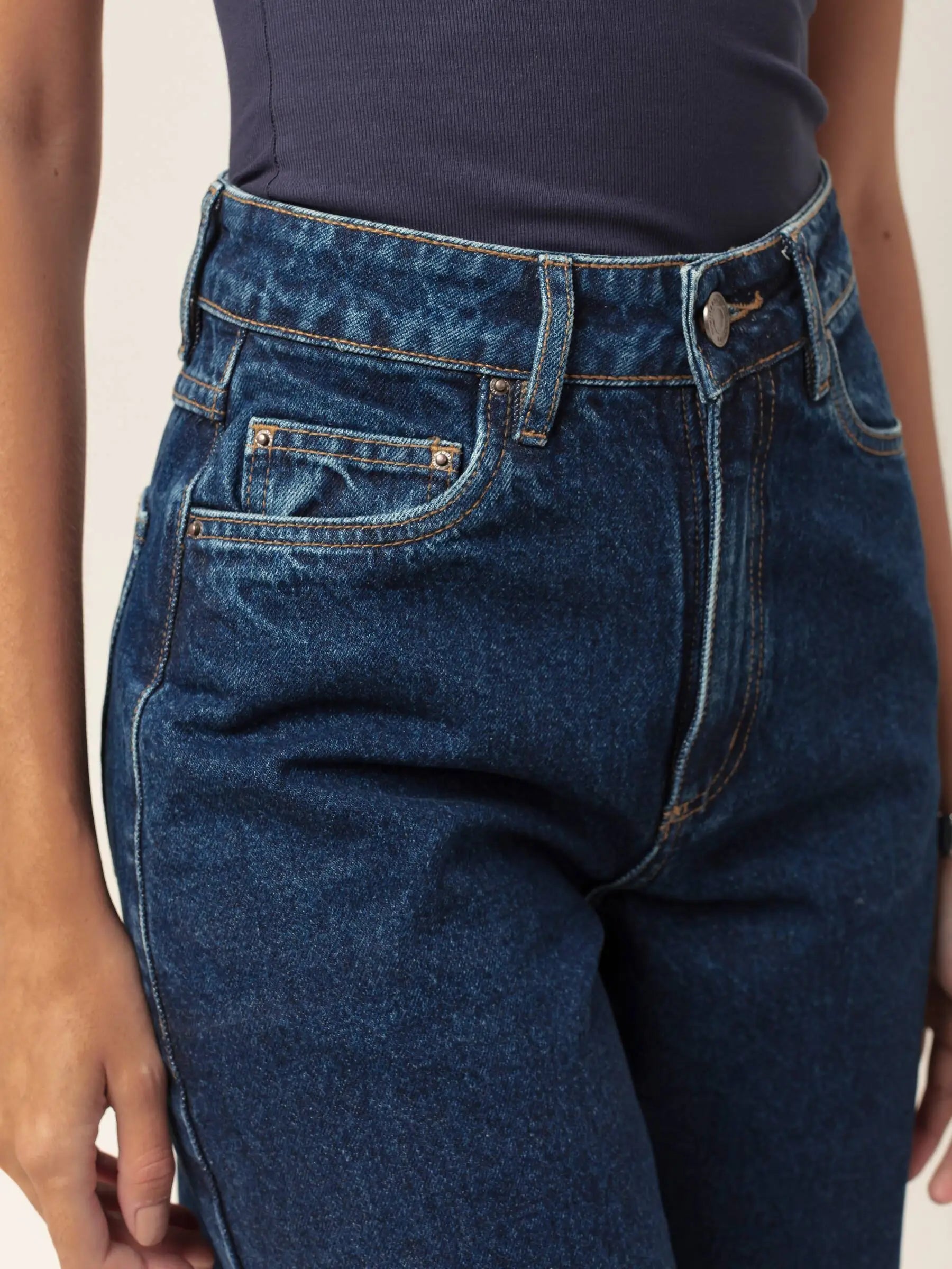 Calça Jeans Balloon Baobá Azul Escuro Eco Denim™. Compre online moda sustentável e atemporal na Minimadeia, marca slow fashion de roupas femininas. Foto produto MAR26 06