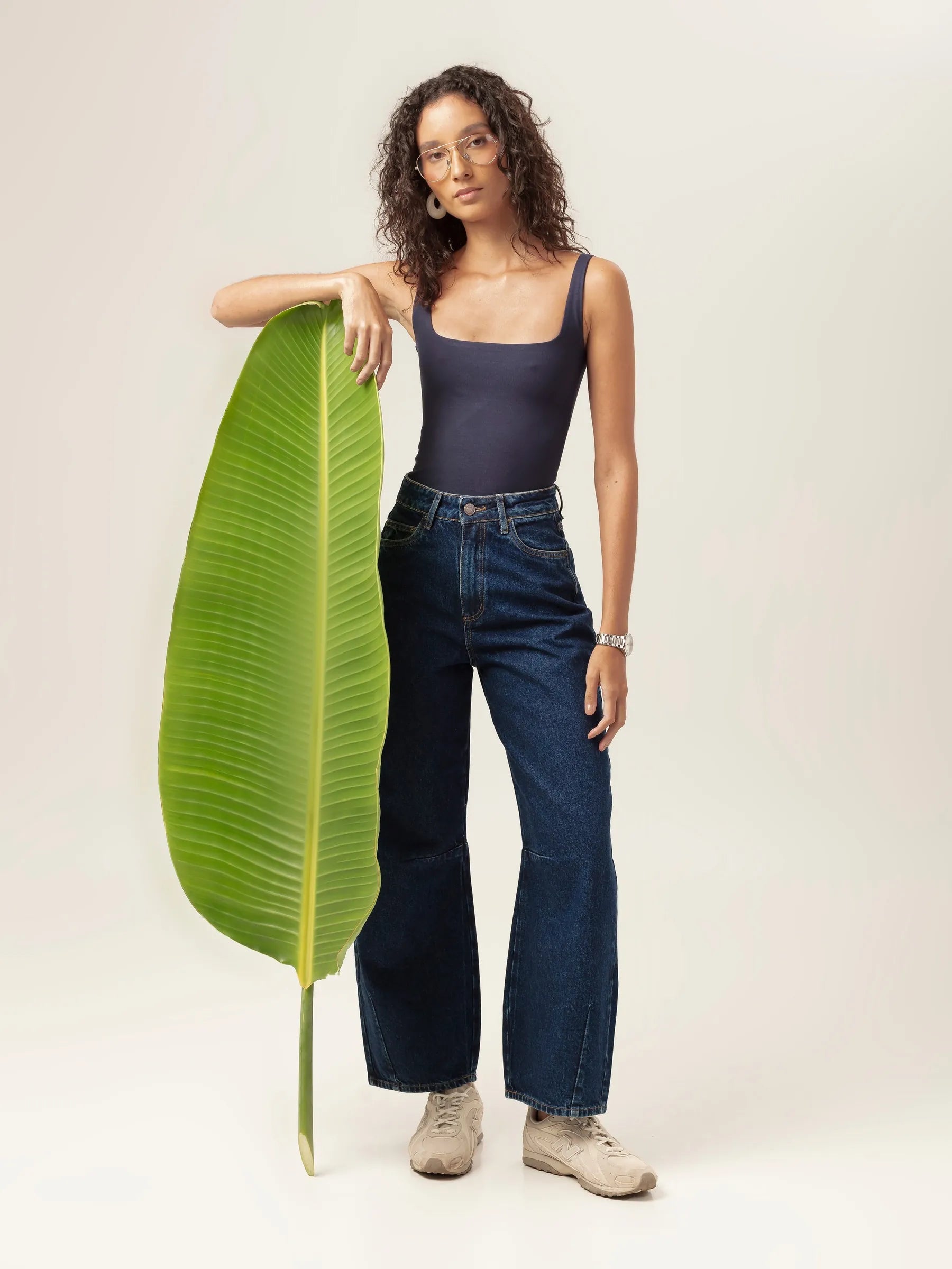 Calça Jeans Balloon Baobá Azul Escuro Eco Denim™. Compre online moda sustentável e atemporal na Minimadeia, marca slow fashion de roupas femininas. Foto produto MAR26 09