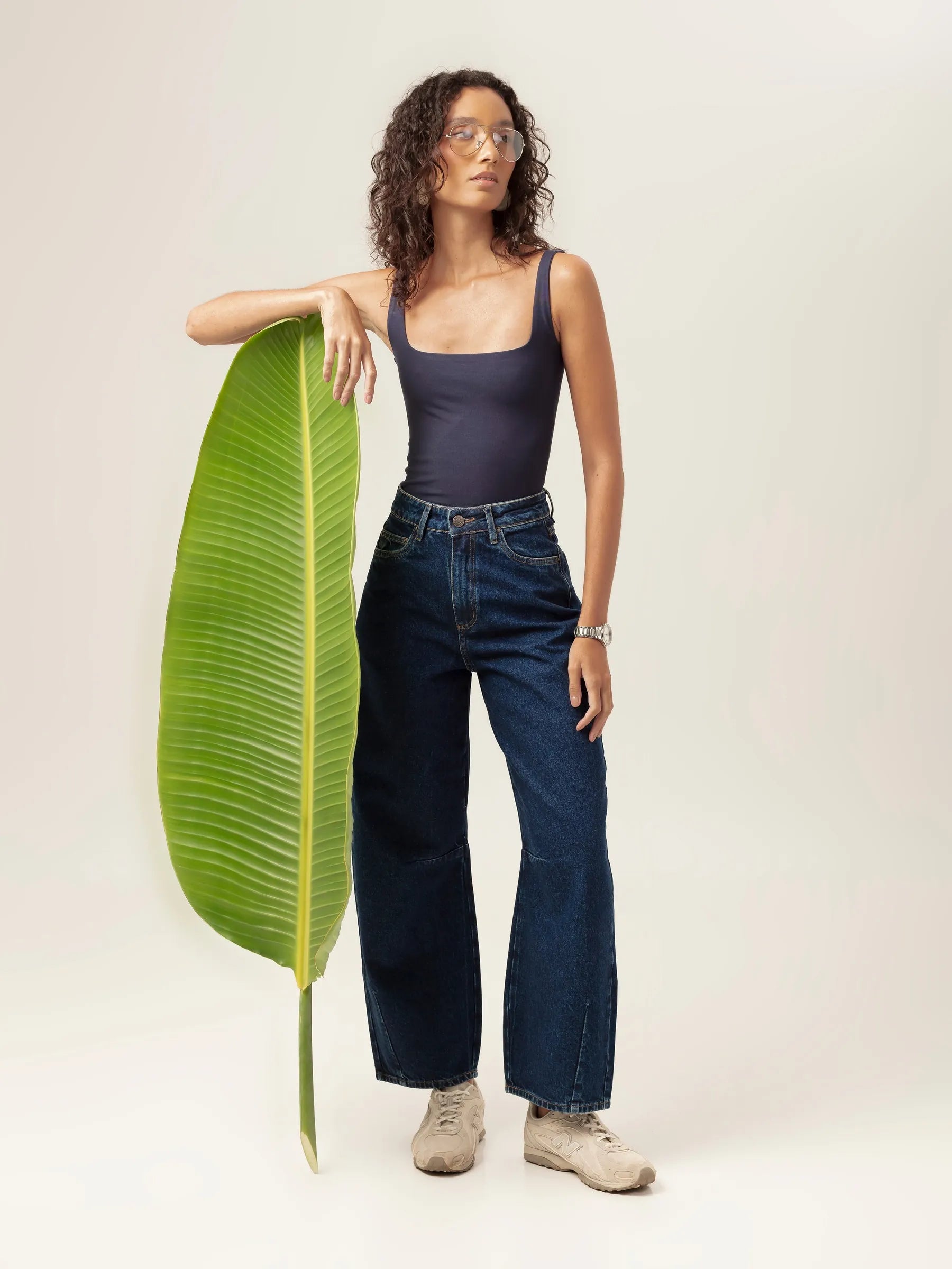 Calça Jeans Balloon Baobá Azul Escuro Eco Denim™. Compre online moda sustentável e atemporal na Minimadeia, marca slow fashion de roupas femininas. Foto produto MAR26 10