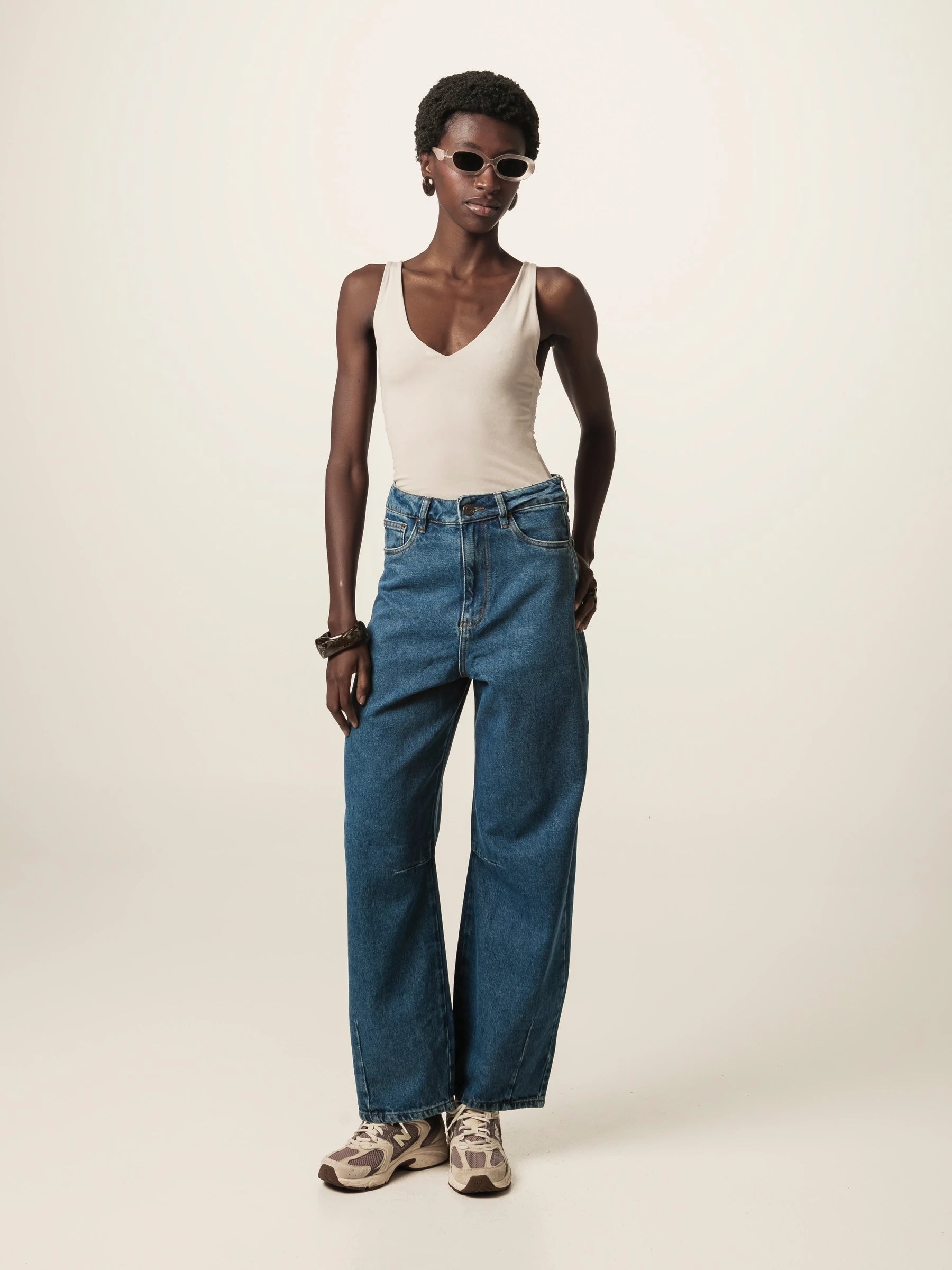 Calça Jeans Balloon Baobá Azul Médio Eco Denim™. Compre online moda sustentável e atemporal na Minimadeia, marca slow fashion de roupas femininas. Foto produto JUN26 01