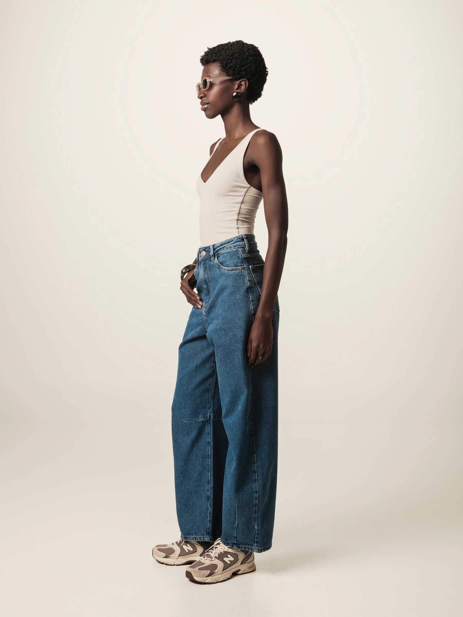 Calça Jeans Balloon Baobá Azul Médio Eco Denim™. Compre online moda sustentável e atemporal na Minimadeia, marca slow fashion de roupas femininas. Foto produto JUN26 02