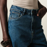 Calça Jeans Balloon Baobá Azul Médio Eco Denim™. Compre online moda sustentável e atemporal na Minimadeia, marca slow fashion de roupas femininas. Foto produto JUN26 06