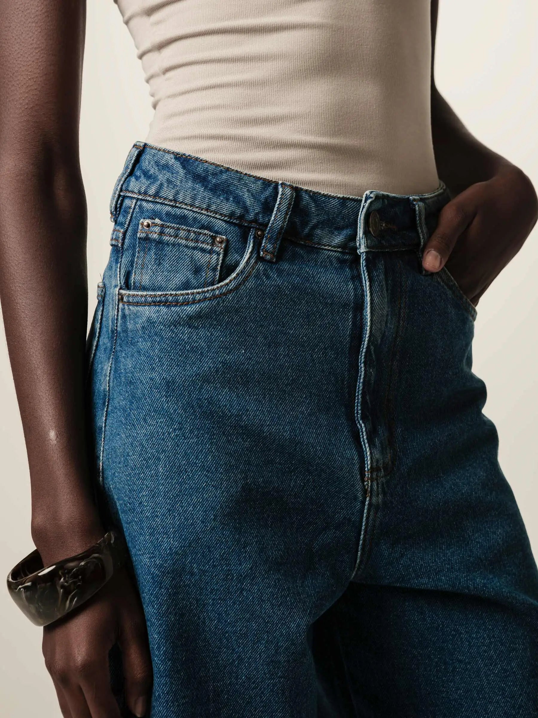 Calça Jeans Balloon Baobá Azul Médio Eco Denim™. Compre online moda sustentável e atemporal na Minimadeia, marca slow fashion de roupas femininas. Foto produto JUN26 06