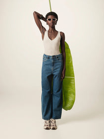 Calça Jeans Balloon Baobá Azul Médio Eco Denim™. Compre online moda sustentável e atemporal na Minimadeia, marca slow fashion de roupas femininas. Foto produto JUN26 08