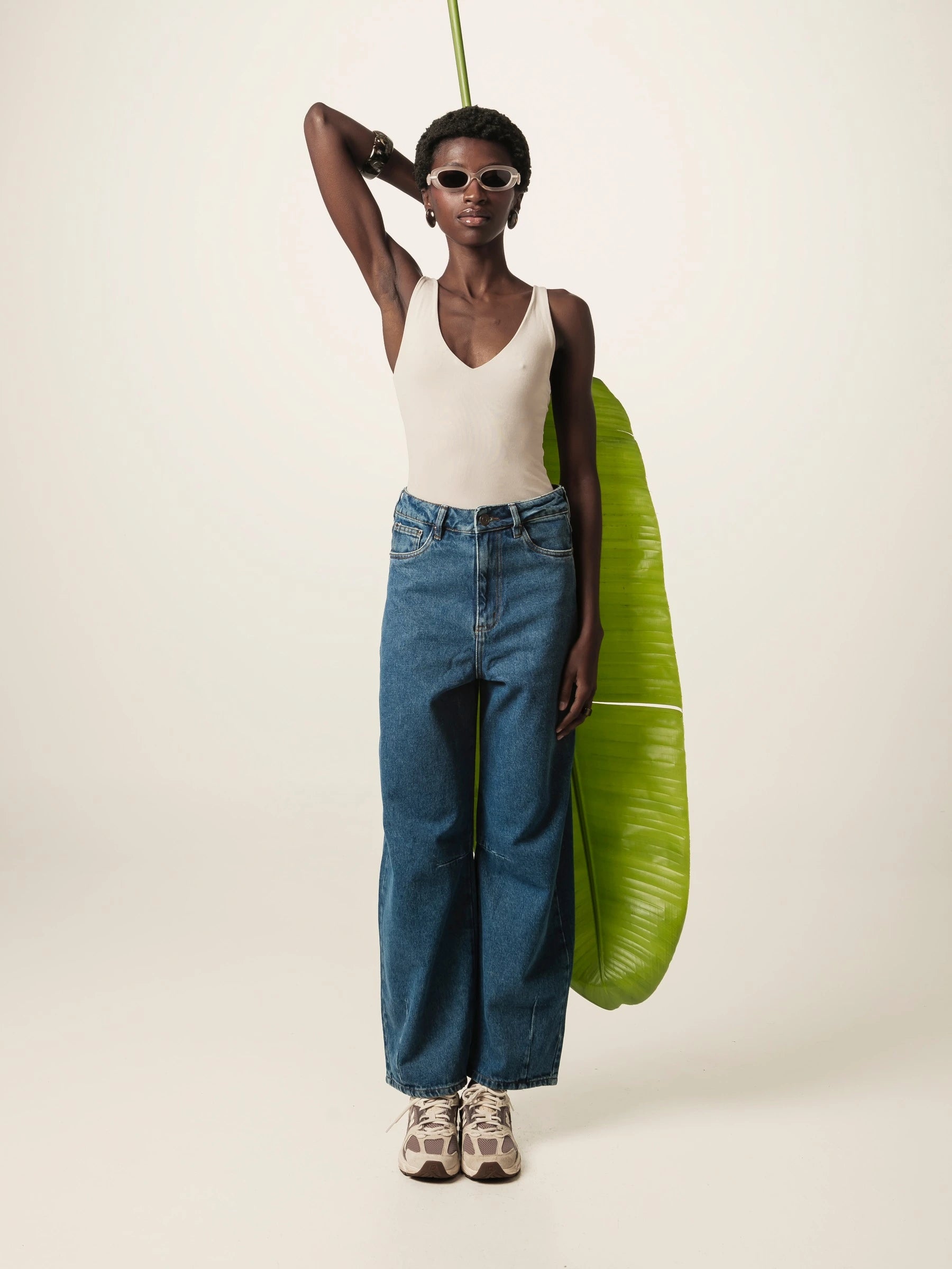 Calça Jeans Balloon Baobá Azul Médio Eco Denim™. Compre online moda sustentável e atemporal na Minimadeia, marca slow fashion de roupas femininas. Foto produto JUN26 08