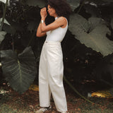 Calça Jeans Balloon Baobá Bege Eco Denim™. Compre online moda sustentável e atemporal na Minimadeia, marca slow fashion de roupas femininas. Foto produto DEZ25 02