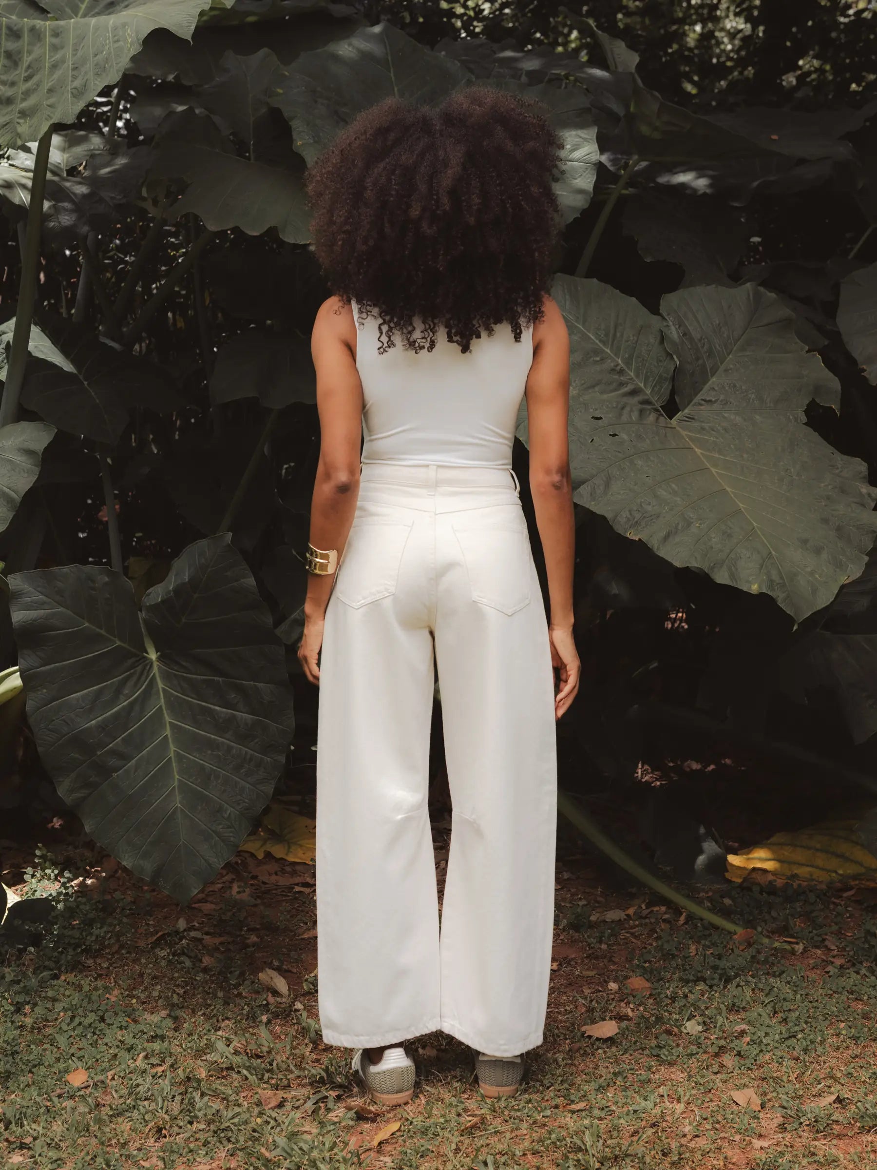 Calça Jeans Balloon Baobá Bege Eco Denim™. Compre online moda sustentável e atemporal na Minimadeia, marca slow fashion de roupas femininas. Foto produto DEZ25 04