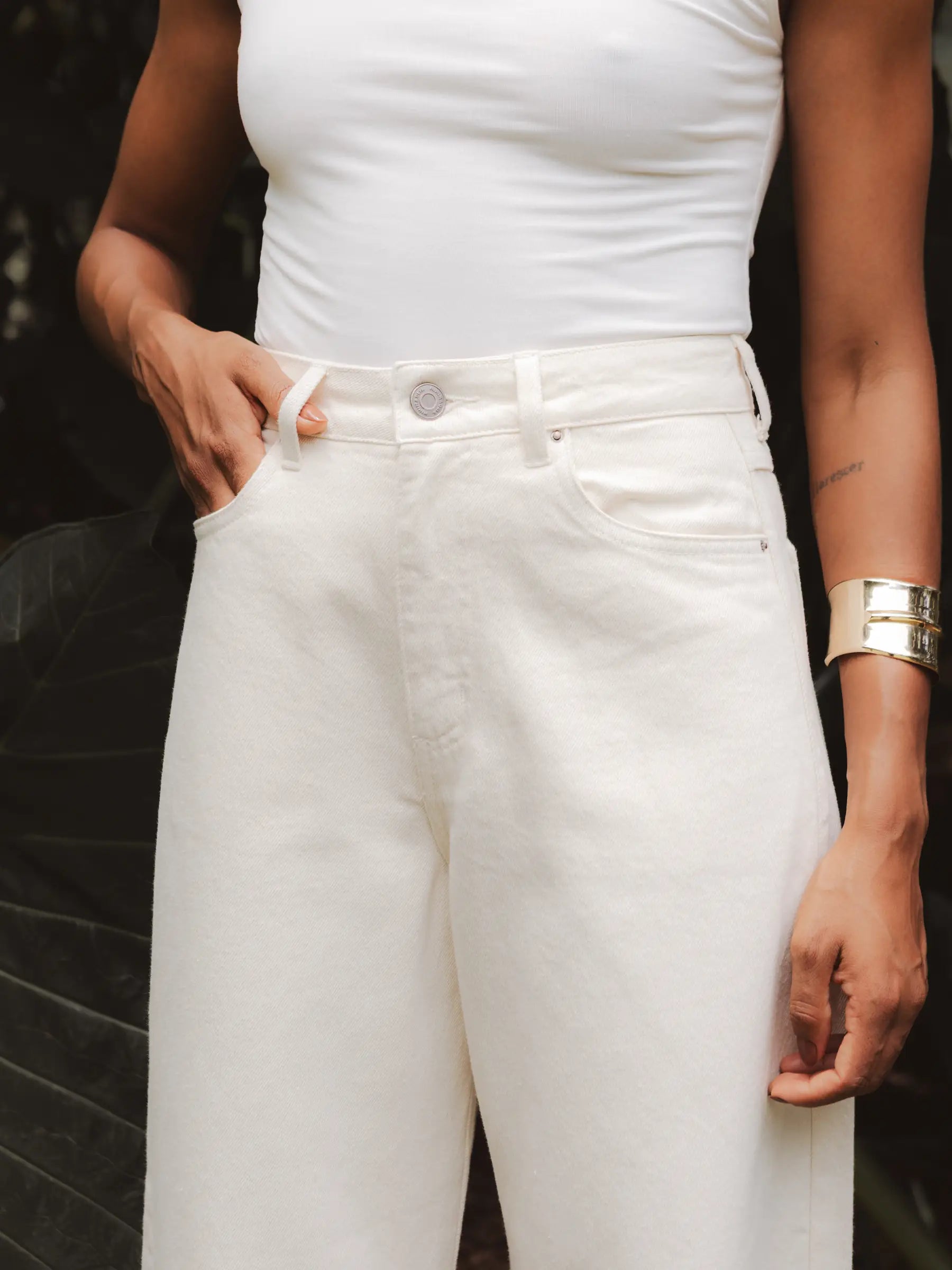 Calça Jeans Balloon Baobá Bege Eco Denim™. Compre online moda sustentável e atemporal na Minimadeia, marca slow fashion de roupas femininas. Foto produto DEZ25 05