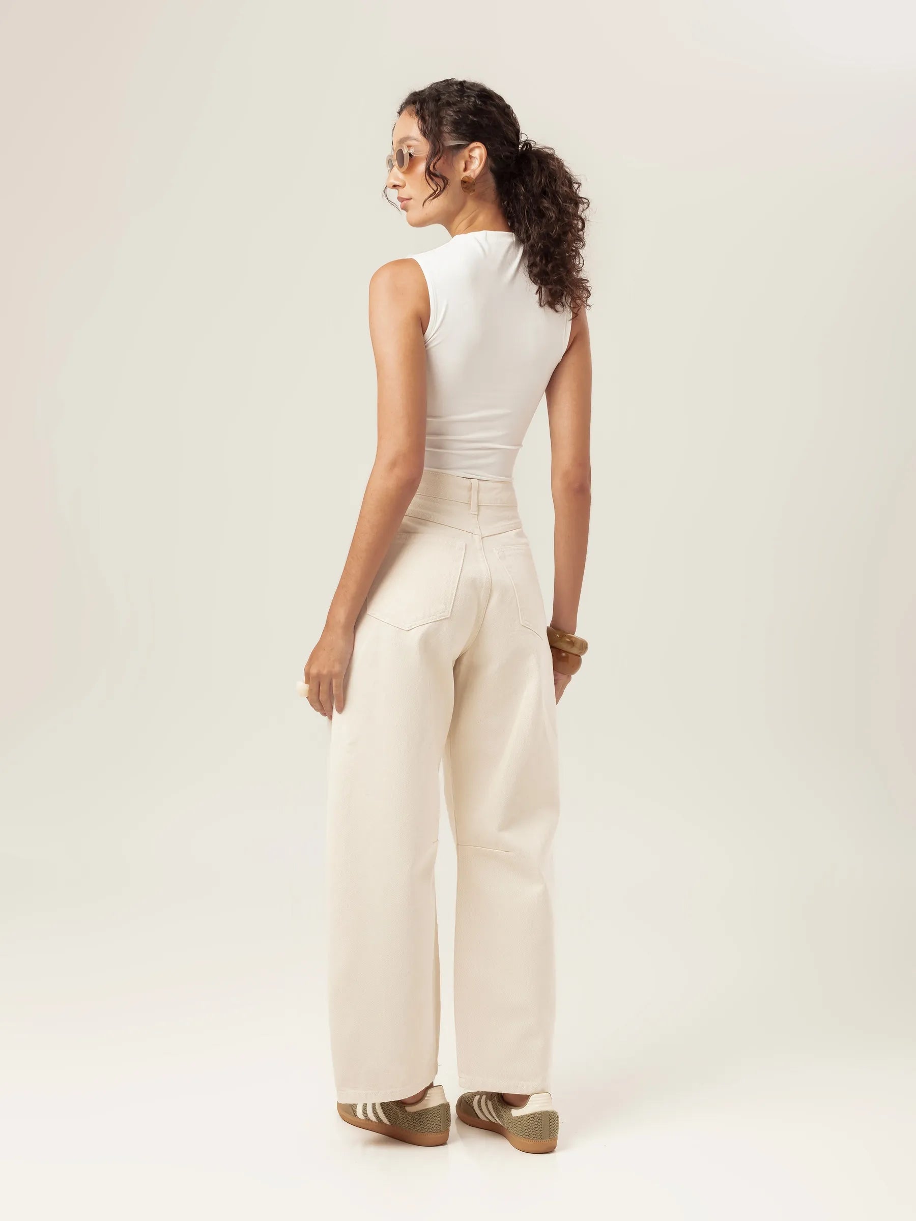 Calça Jeans Balloon Baobá Bege Eco Denim™. Compre online moda sustentável e atemporal na Minimadeia, marca slow fashion de roupas femininas. Foto produto MAR26 03