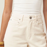 Calça Jeans Balloon Baobá Bege Eco Denim™. Compre online moda sustentável e atemporal na Minimadeia, marca slow fashion de roupas femininas. Foto produto MAR26 09