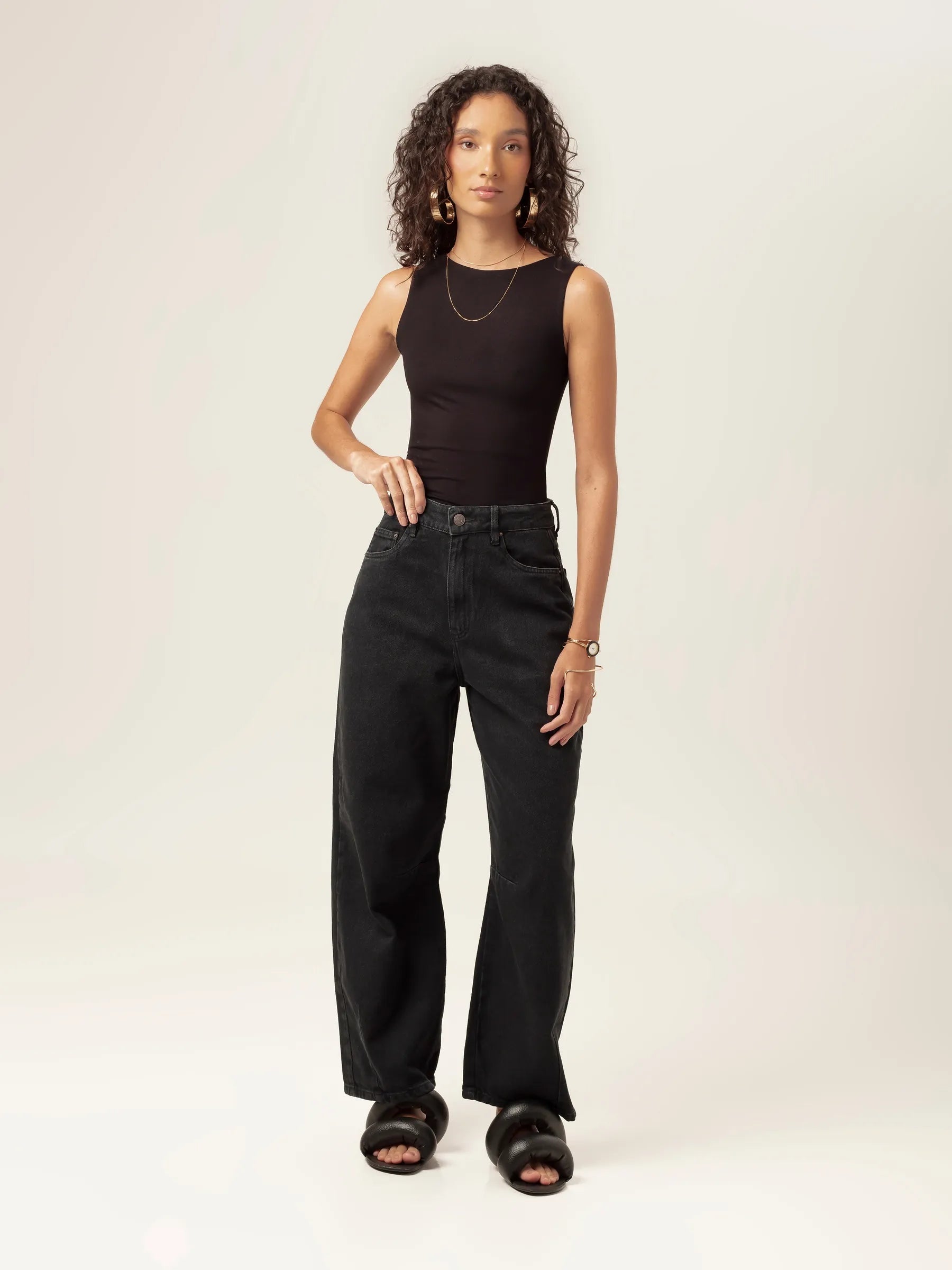 Calça Jeans Balloon Baobá Preta Eco Denim™. Compre online moda sustentável e atemporal na Minimadeia, marca slow fashion de roupas femininas. Foto produto MAR26 01
