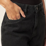 Calça Jeans Balloon Baobá Preta Eco Denim™. Compre online moda sustentável e atemporal na Minimadeia, marca slow fashion de roupas femininas. Foto produto MAR26 03