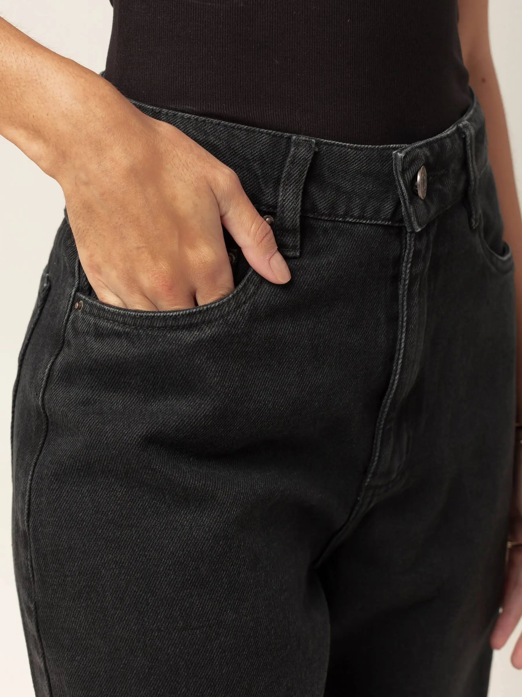 Calça Jeans Balloon Baobá Preta Eco Denim™. Compre online moda sustentável e atemporal na Minimadeia, marca slow fashion de roupas femininas. Foto produto MAR26 03