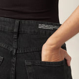 Calça Jeans Balloon Baobá Preta Eco Denim™. Compre online moda sustentável e atemporal na Minimadeia, marca slow fashion de roupas femininas. Foto produto MAR26 05