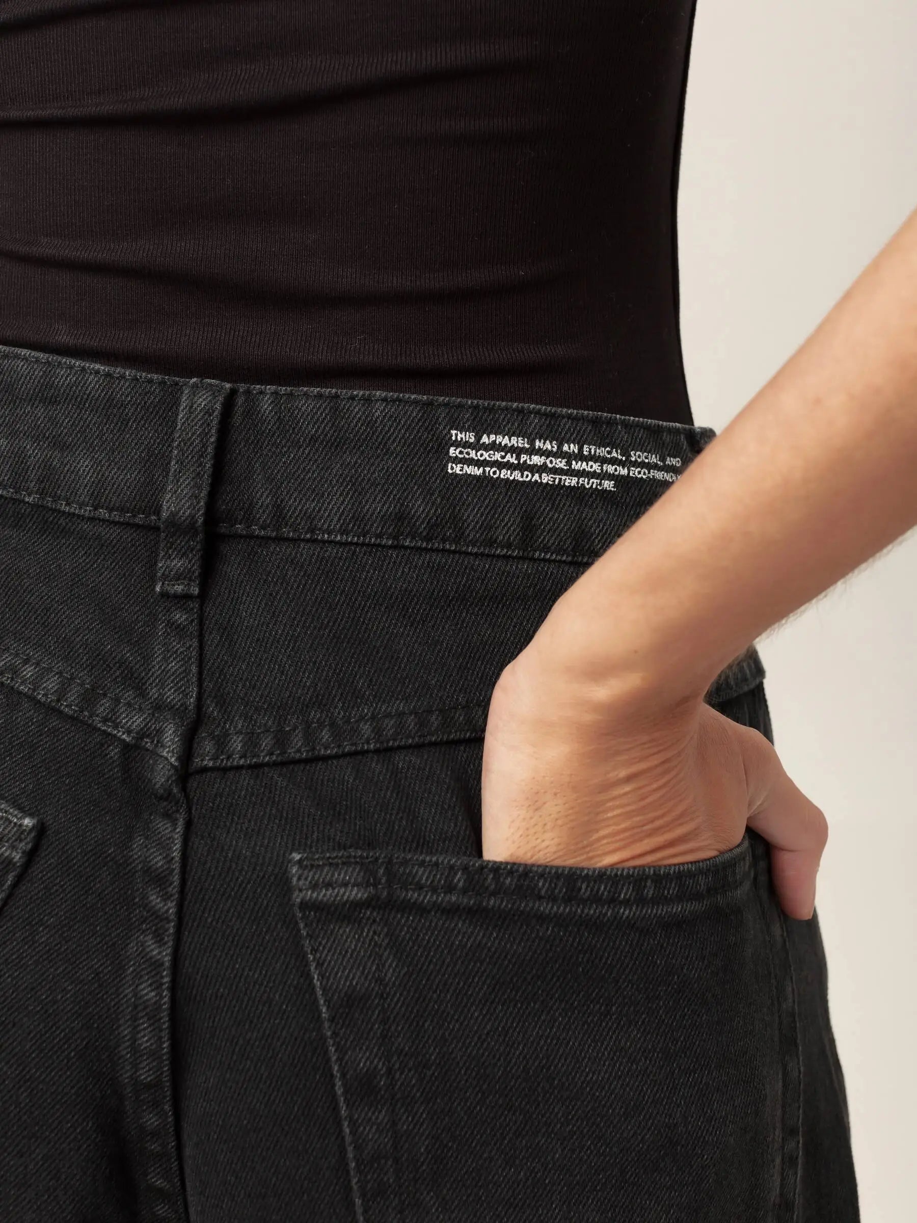 Calça Jeans Balloon Baobá Preta Eco Denim™. Compre online moda sustentável e atemporal na Minimadeia, marca slow fashion de roupas femininas. Foto produto MAR26 05