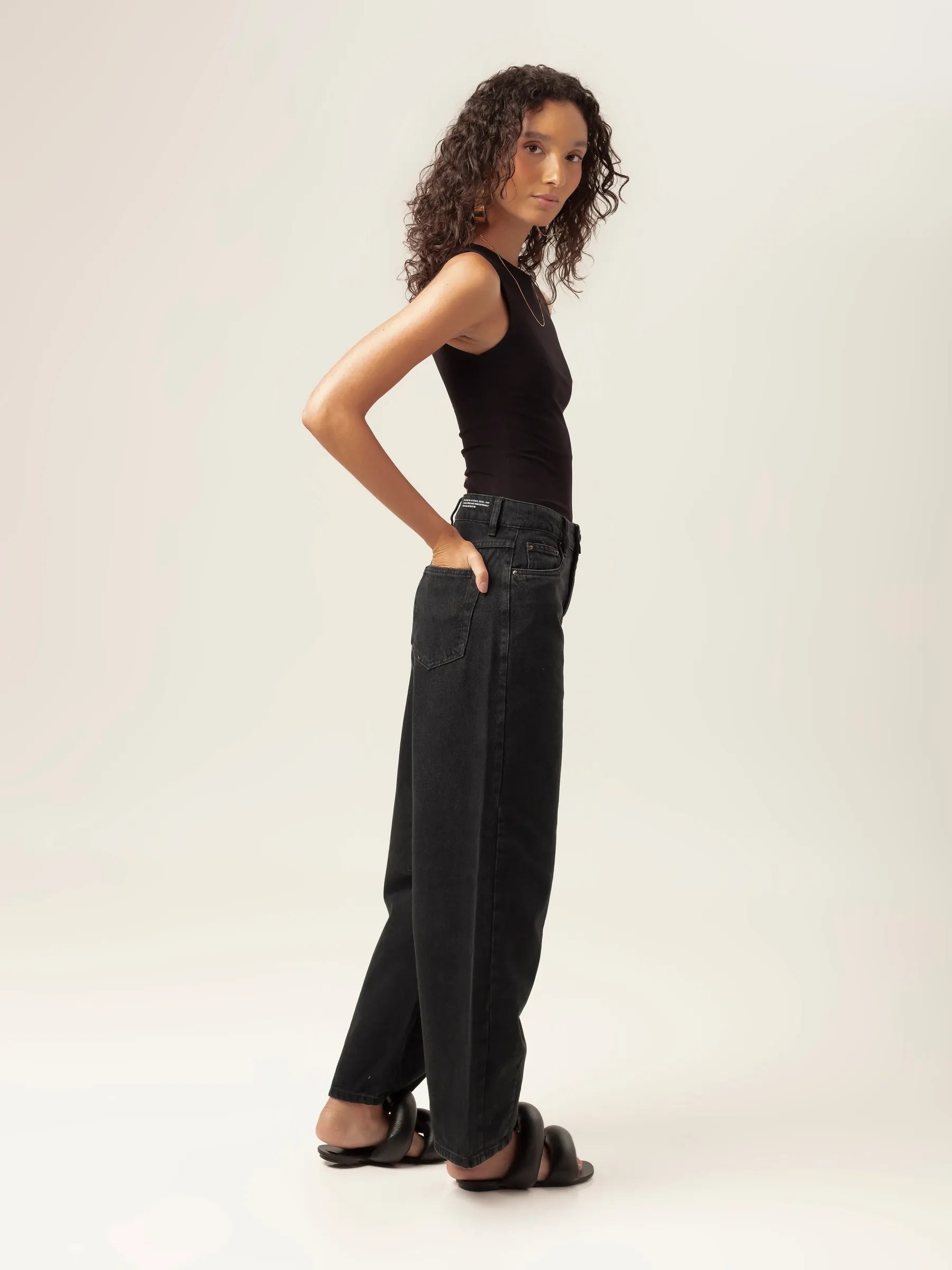 Calça Jeans Balloon Baobá Preta Eco Denim™. Compre online moda sustentável e atemporal na Minimadeia, marca slow fashion de roupas femininas. Foto produto MAR26 06