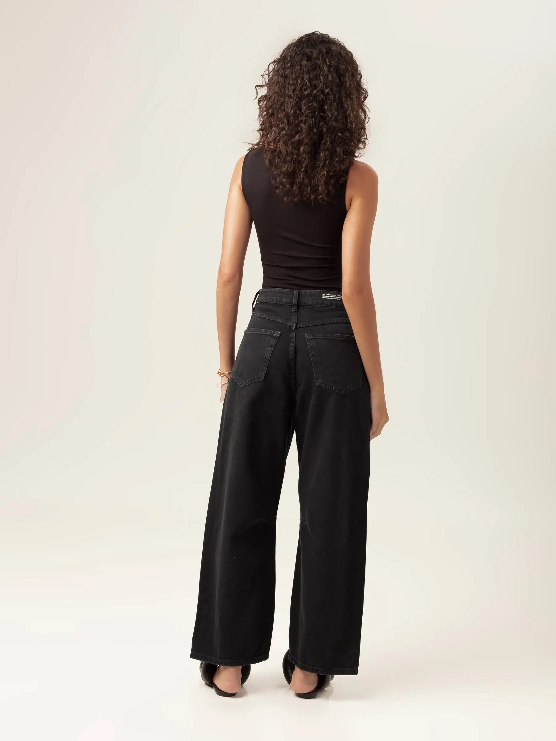 Calça Jeans Balloon Baobá Preta Eco Denim™. Compre online moda sustentável e atemporal na Minimadeia, marca slow fashion de roupas femininas. Foto produto MAR26 07
