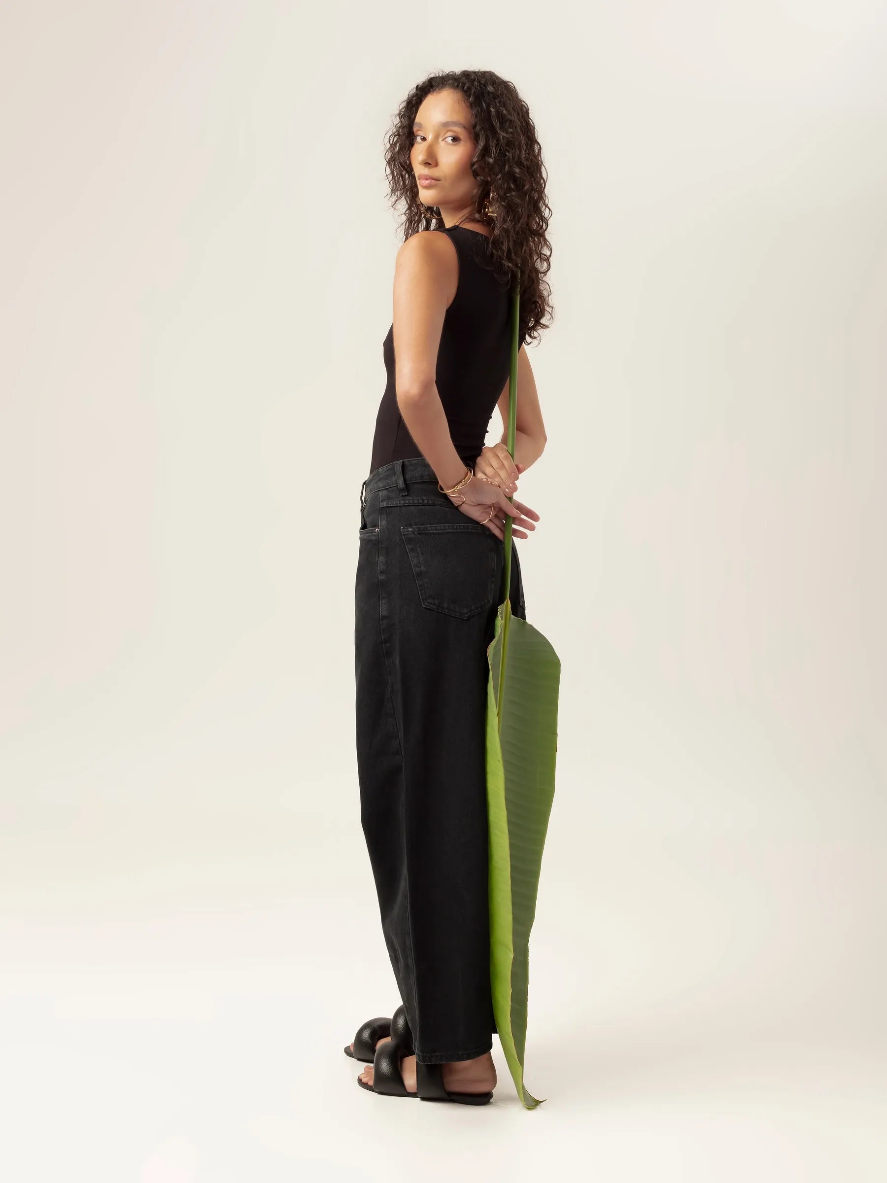 Calça Jeans Balloon Baobá Preta Eco Denim™. Compre online moda sustentável e atemporal na Minimadeia, marca slow fashion de roupas femininas. Foto produto MAR26 08