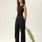 Calça Jeans Balloon Baobá Preta Eco Denim™. Compre online moda sustentável e atemporal na Minimadeia, marca slow fashion de roupas femininas. Foto produto MAR26 09