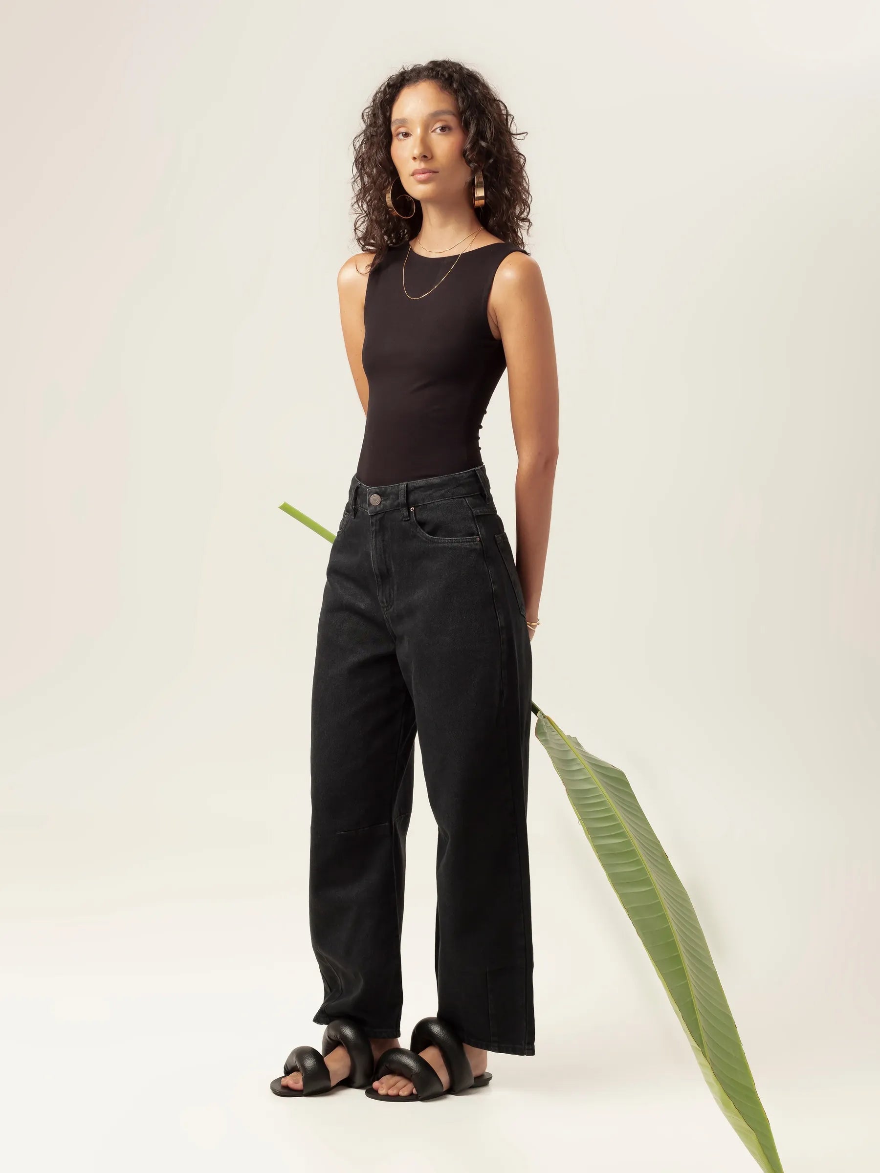 Calça Jeans Balloon Baobá Preta Eco Denim™. Compre online moda sustentável e atemporal na Minimadeia, marca slow fashion de roupas femininas. Foto produto MAR26 09