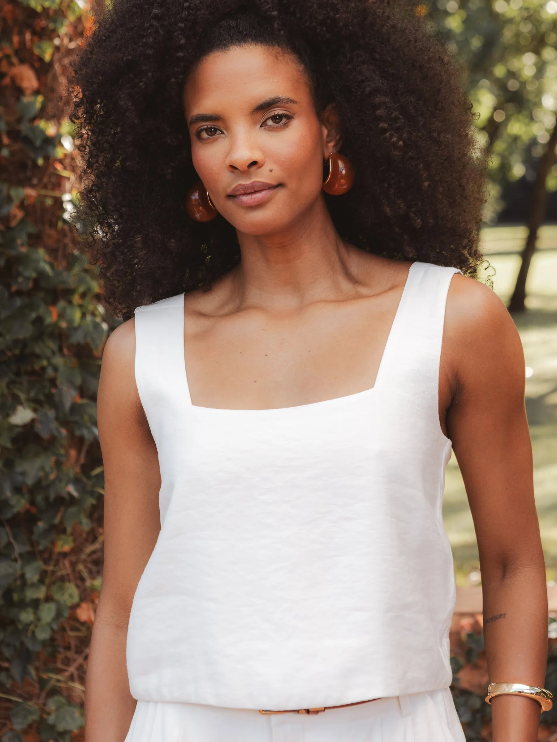 Blusa Alfaiataria Jasmim de Viscose FSC™ Branca Off White. Compre online moda sustentável e atemporal na Minimadeia, marca slow fashion de roupas femininas. Foto produto DEZ25 01