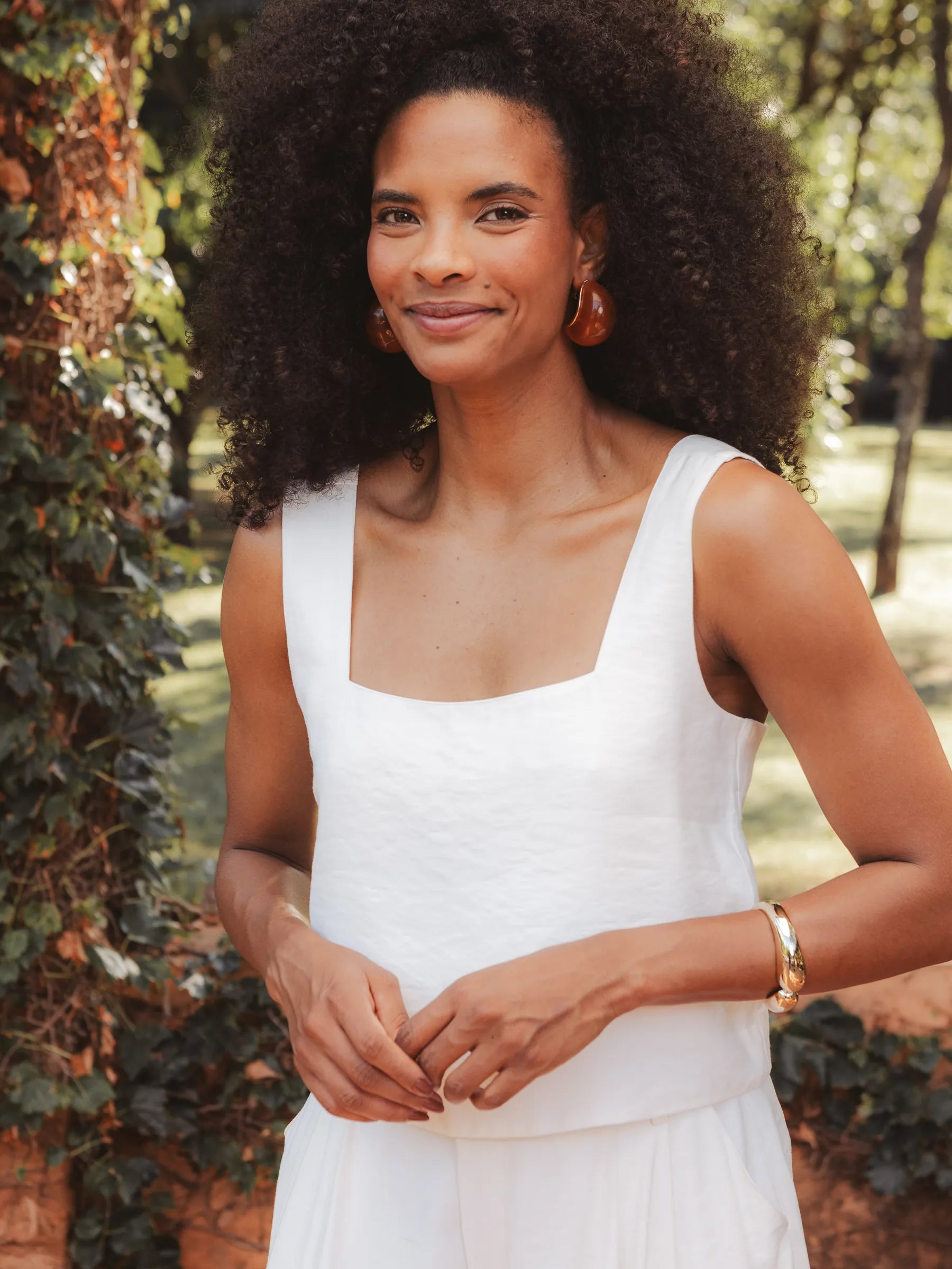 Blusa Alfaiataria Jasmim de Viscose FSC™ Branca Off White. Compre online moda sustentável e atemporal na Minimadeia, marca slow fashion de roupas femininas. Foto produto DEZ25 02