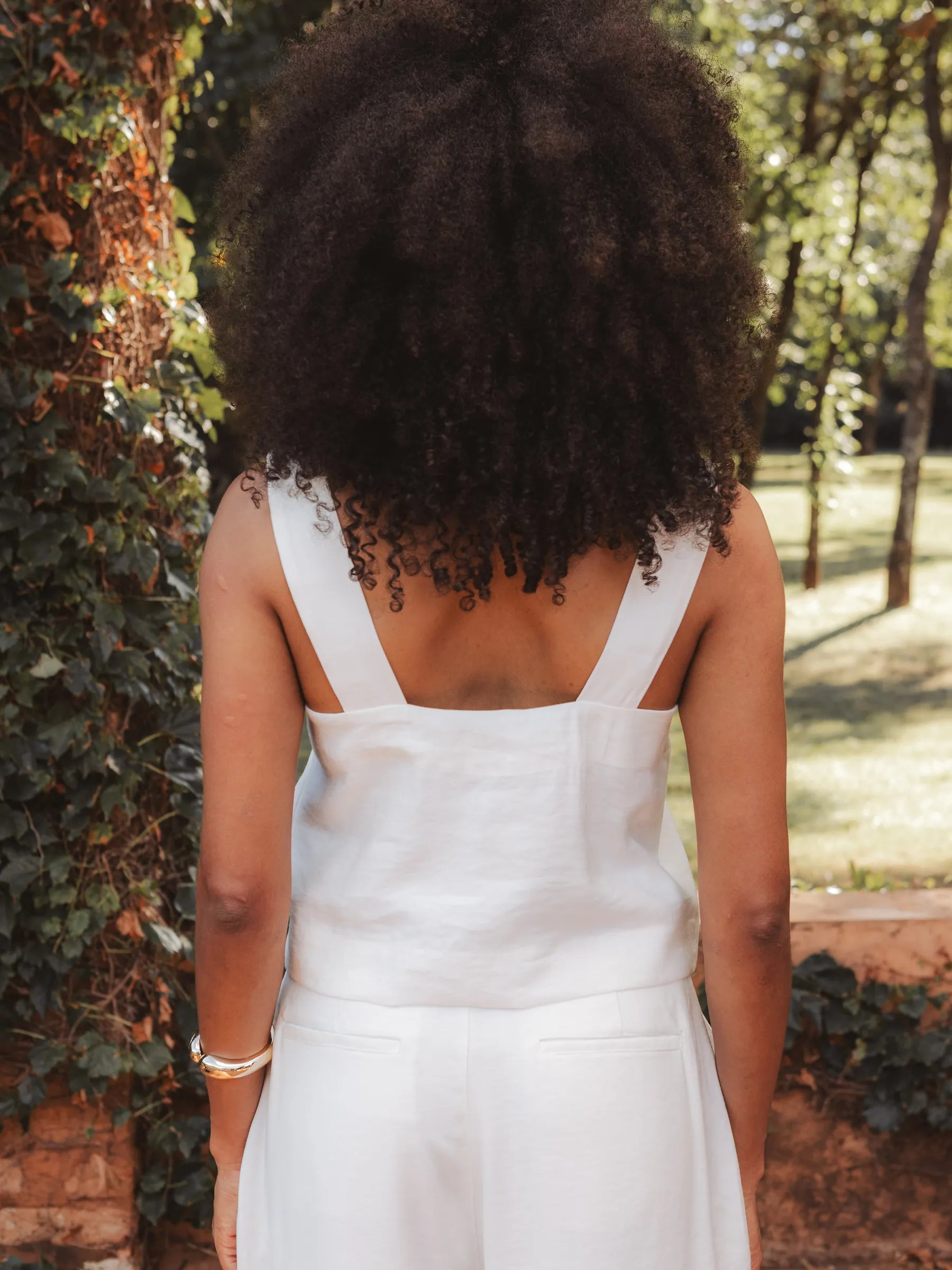 Blusa Alfaiataria Jasmim de Viscose FSC™ Branca Off White. Compre online moda sustentável e atemporal na Minimadeia, marca slow fashion de roupas femininas. Foto produto DEZ25 03