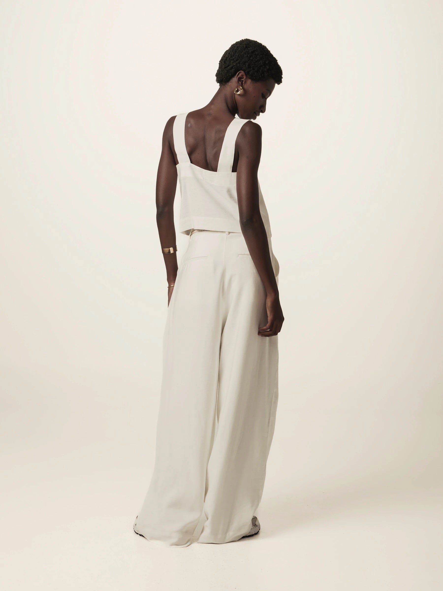 Blusa Alfaiataria Jasmim de Viscose FSC™ Branca Off White. Compre online moda sustentável e atemporal na Minimadeia, marca slow fashion de roupas femininas. Foto produto JUN26 01