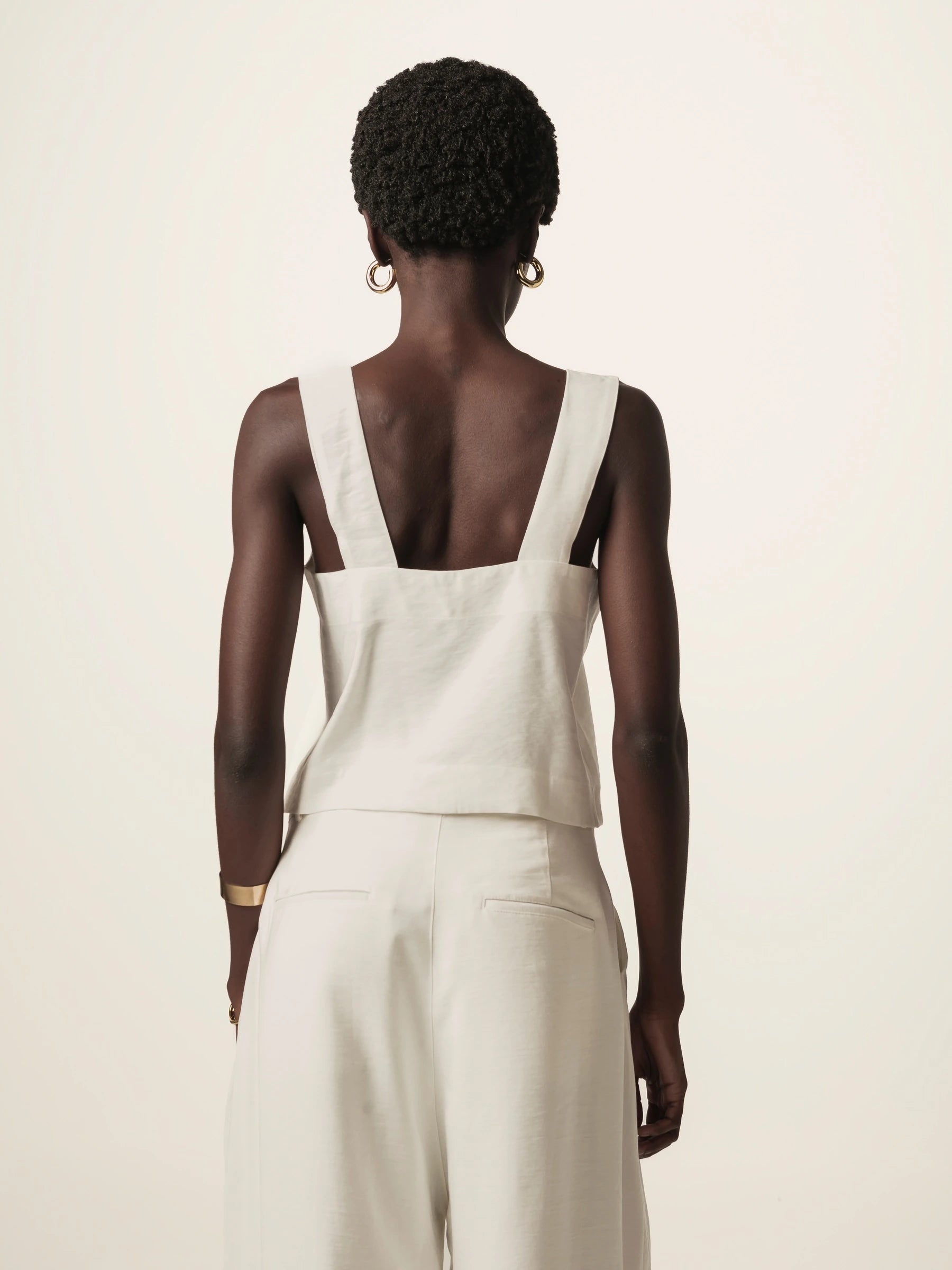 Blusa Alfaiataria Jasmim de Viscose FSC™ Branca Off White. Compre online moda sustentável e atemporal na Minimadeia, marca slow fashion de roupas femininas. Foto produto JUN26 02