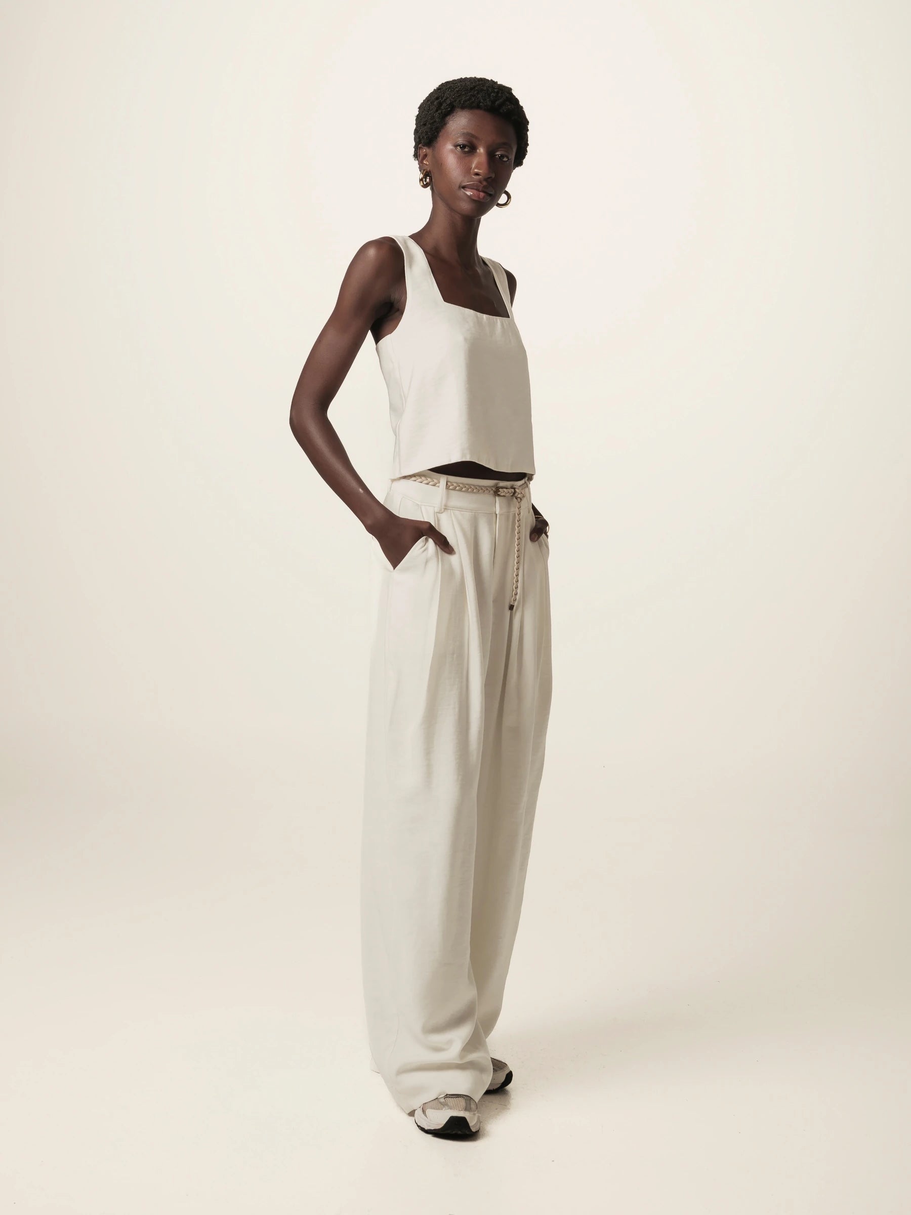 Blusa Alfaiataria Jasmim de Viscose FSC™ Branca Off White. Compre online moda sustentável e atemporal na Minimadeia, marca slow fashion de roupas femininas. Foto produto JUN26 05