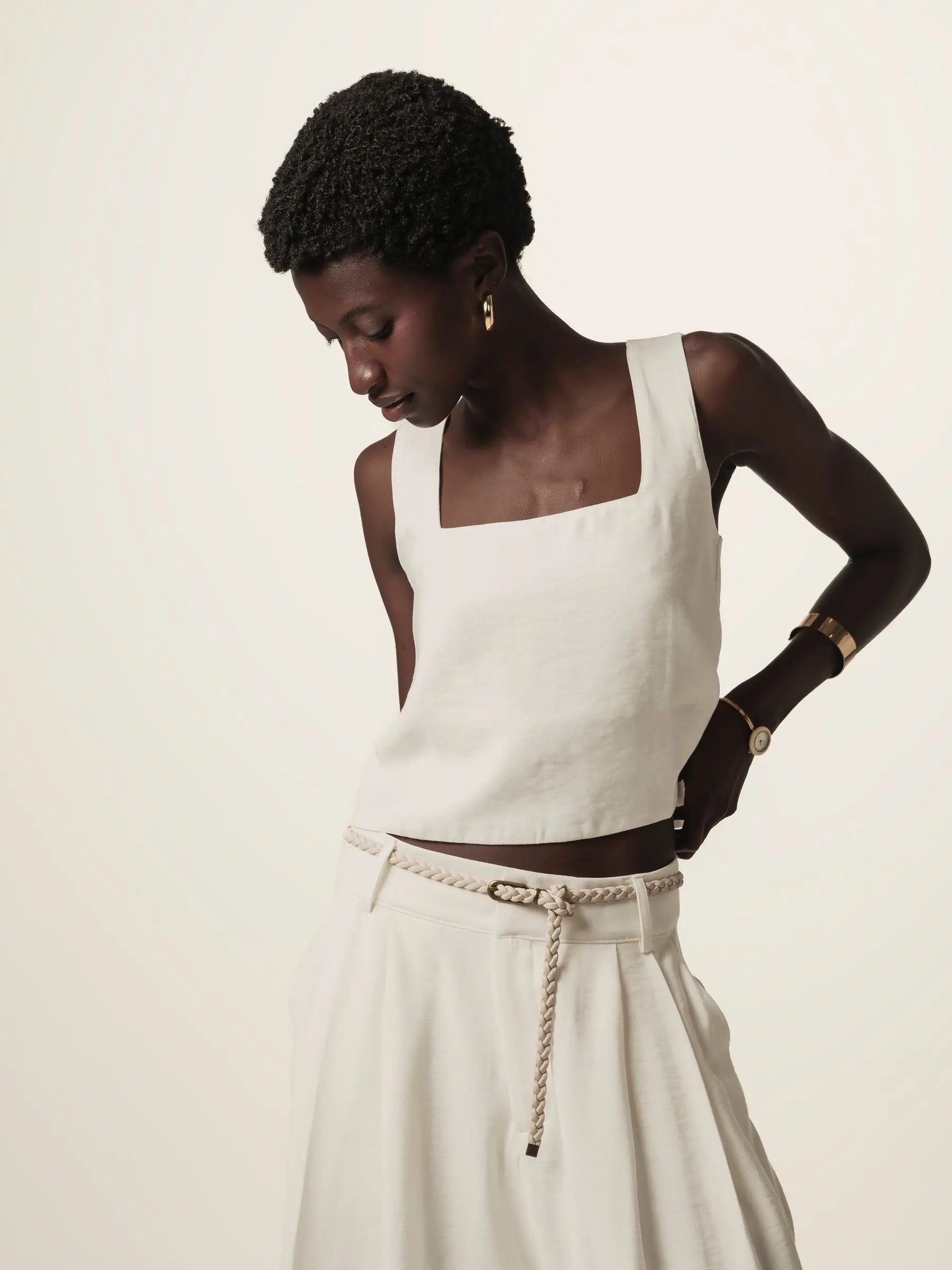 Blusa Alfaiataria Jasmim de Viscose FSC™ Branca Off White. Compre online moda sustentável e atemporal na Minimadeia, marca slow fashion de roupas femininas. Foto produto JUN26 06