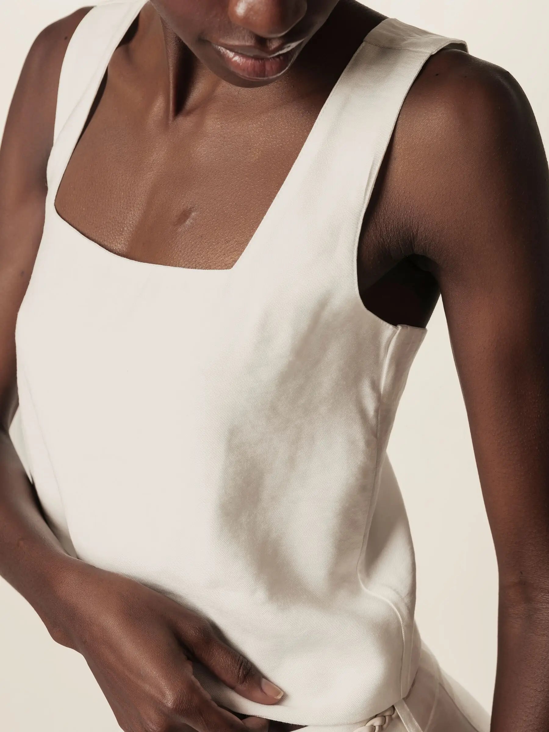 Blusa Alfaiataria Jasmim de Viscose FSC™ Branca Off White. Compre online moda sustentável e atemporal na Minimadeia, marca slow fashion de roupas femininas. Foto produto JUN26 07
