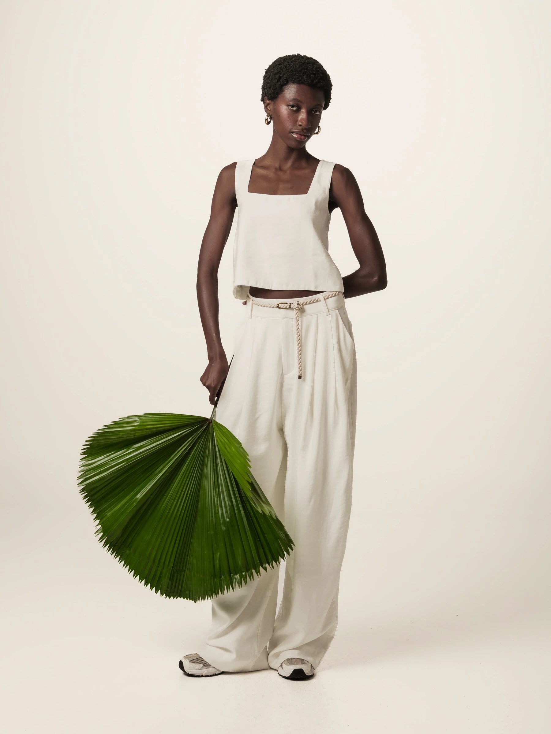 Blusa Alfaiataria Jasmim de Viscose FSC™ Branca Off White. Compre online moda sustentável e atemporal na Minimadeia, marca slow fashion de roupas femininas. Foto produto JUN26 08