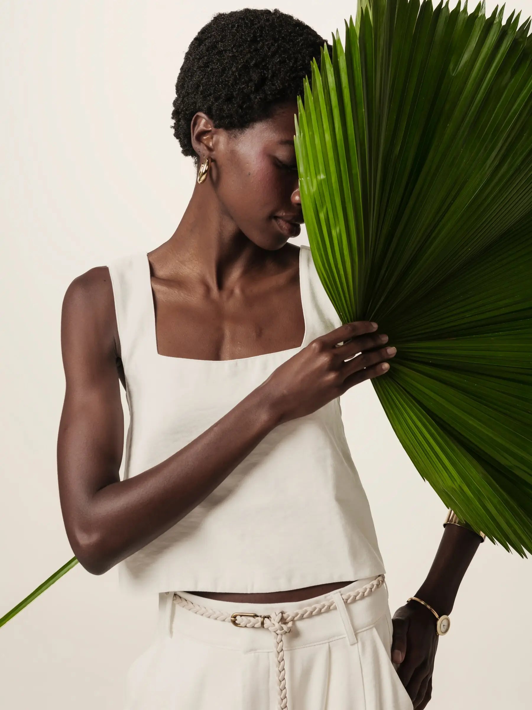 Blusa Alfaiataria Jasmim de Viscose FSC™ Branca Off White. Compre online moda sustentável e atemporal na Minimadeia, marca slow fashion de roupas femininas. Foto produto JUN26 09