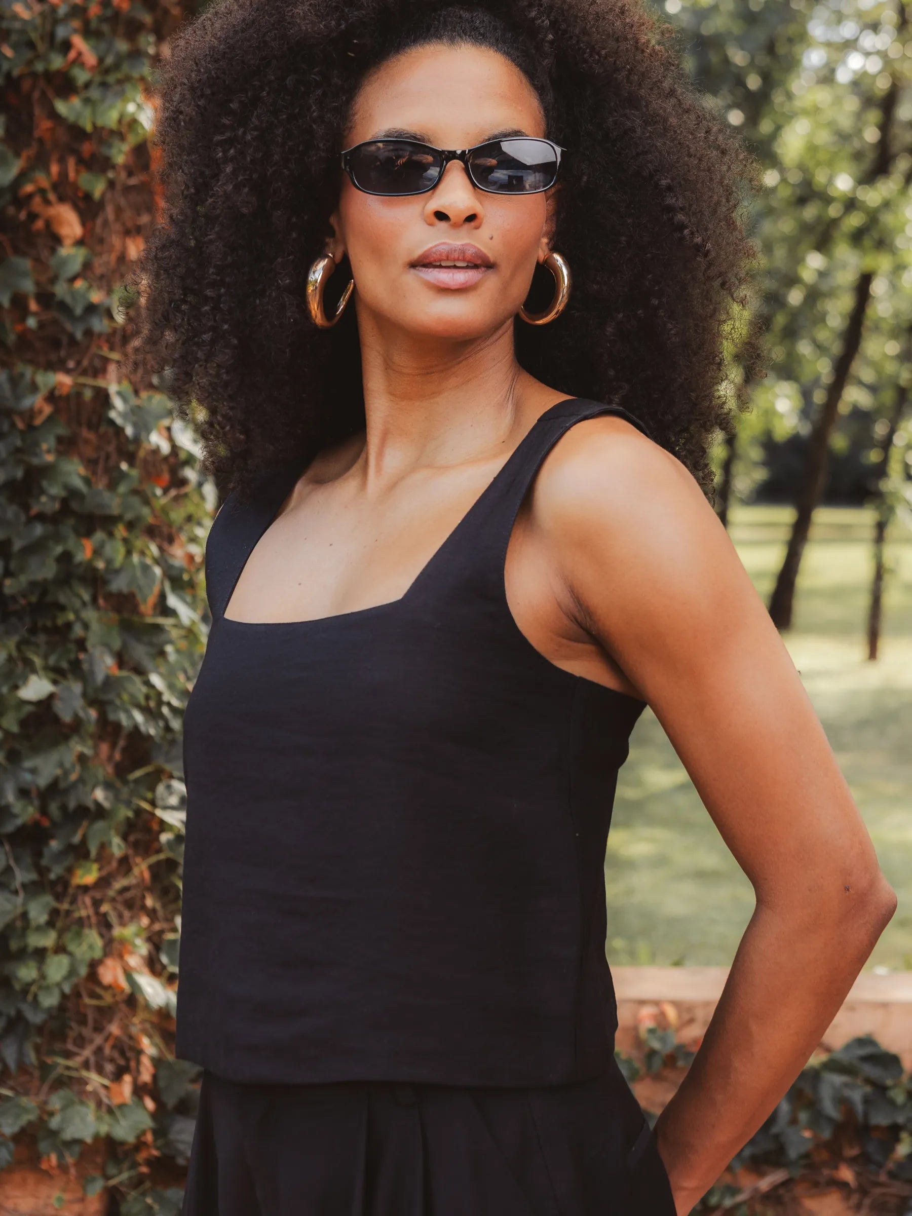 Blusa Alfaiataria Jasmim de Viscose FSC™ Preta. Compre online moda sustentável e atemporal na Minimadeia, marca slow fashion de roupas femininas. Foto produto DEZ25 02