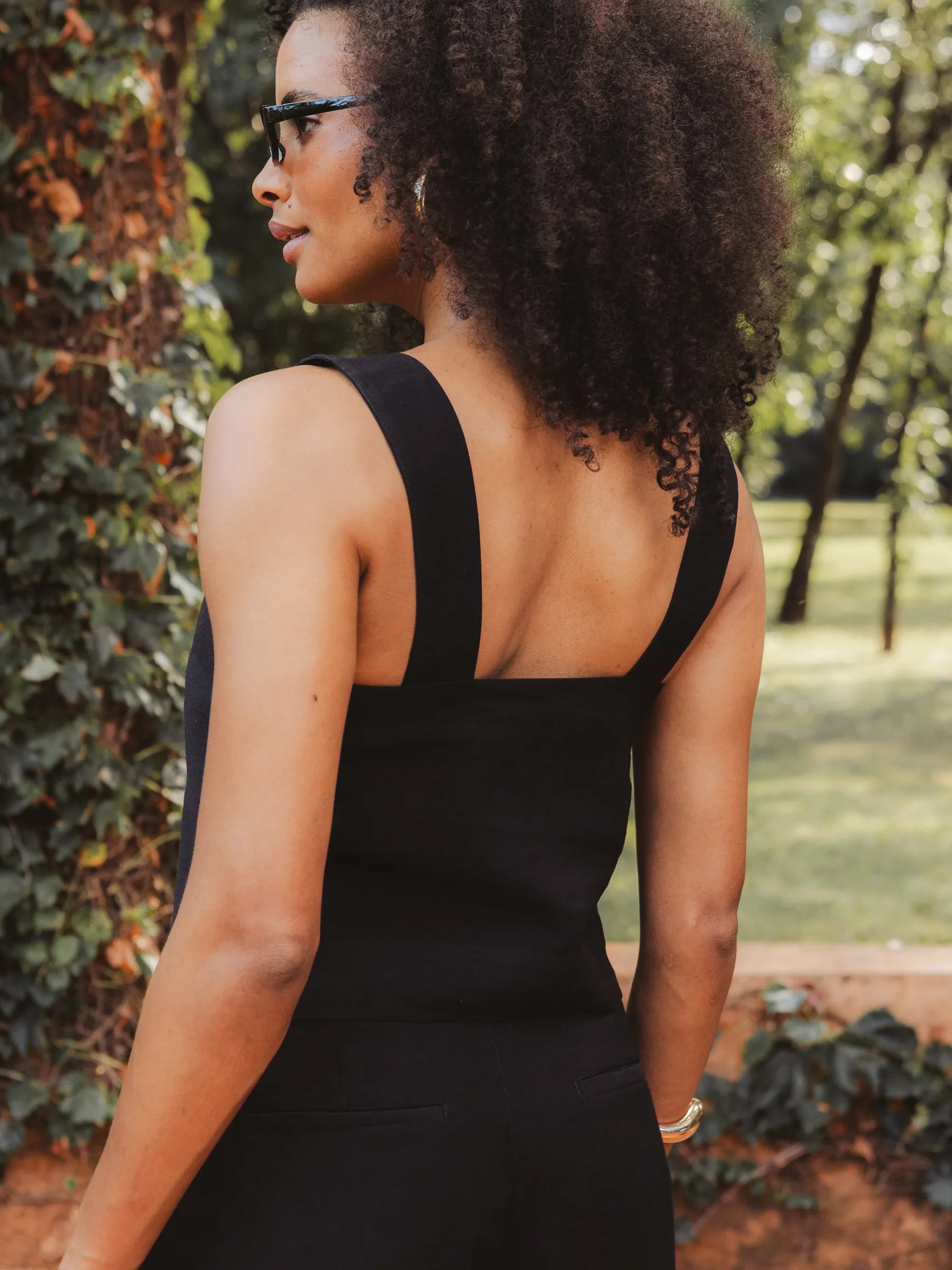 Blusa Alfaiataria Jasmim de Viscose FSC™ Preta. Compre online moda sustentável e atemporal na Minimadeia, marca slow fashion de roupas femininas. Foto produto DEZ25 03