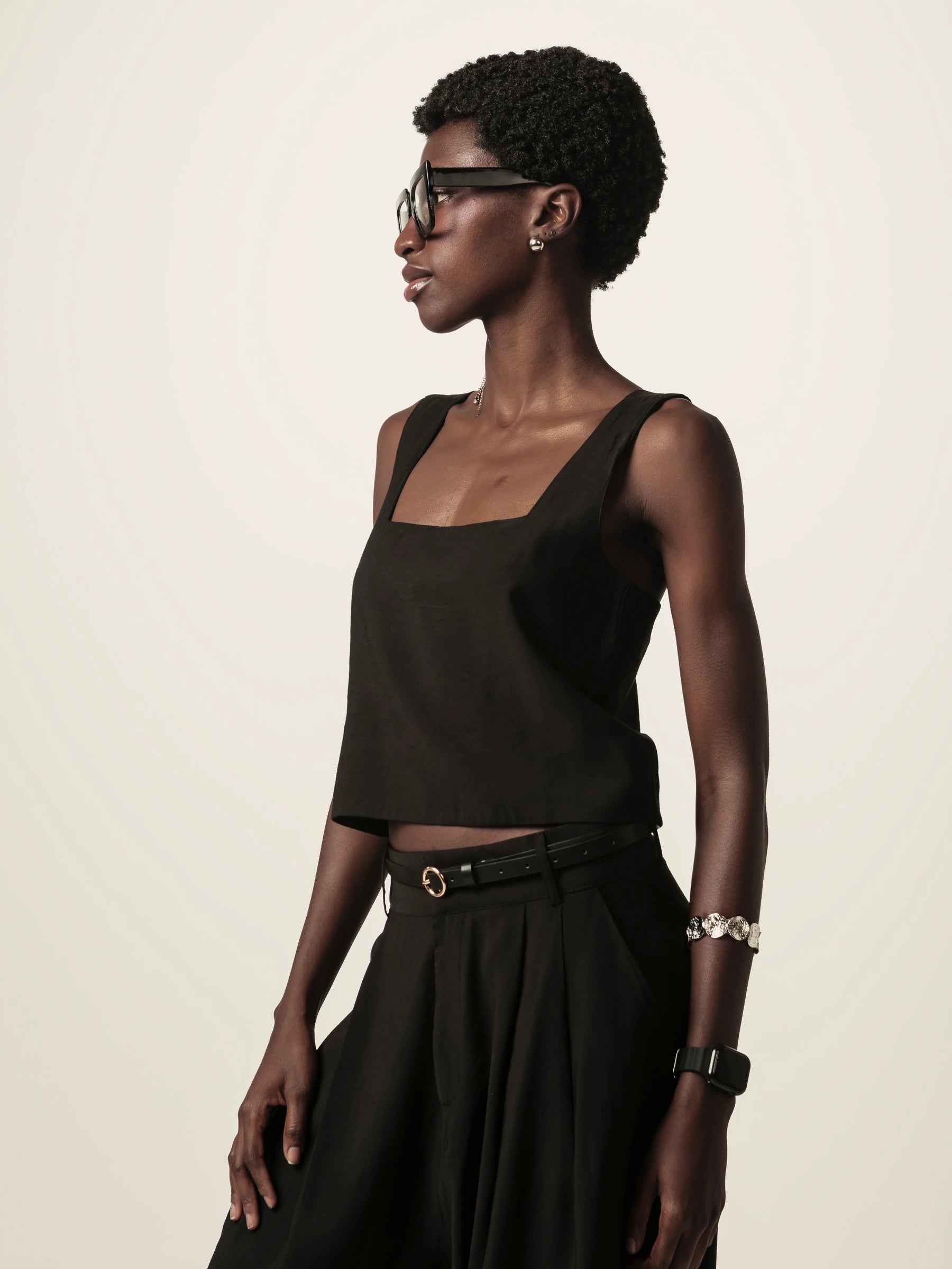 Blusa Alfaiataria Jasmim de Viscose FSC™ Preta. Compre online moda sustentável e atemporal na Minimadeia, marca slow fashion de roupas femininas. Foto produto JUN26 06