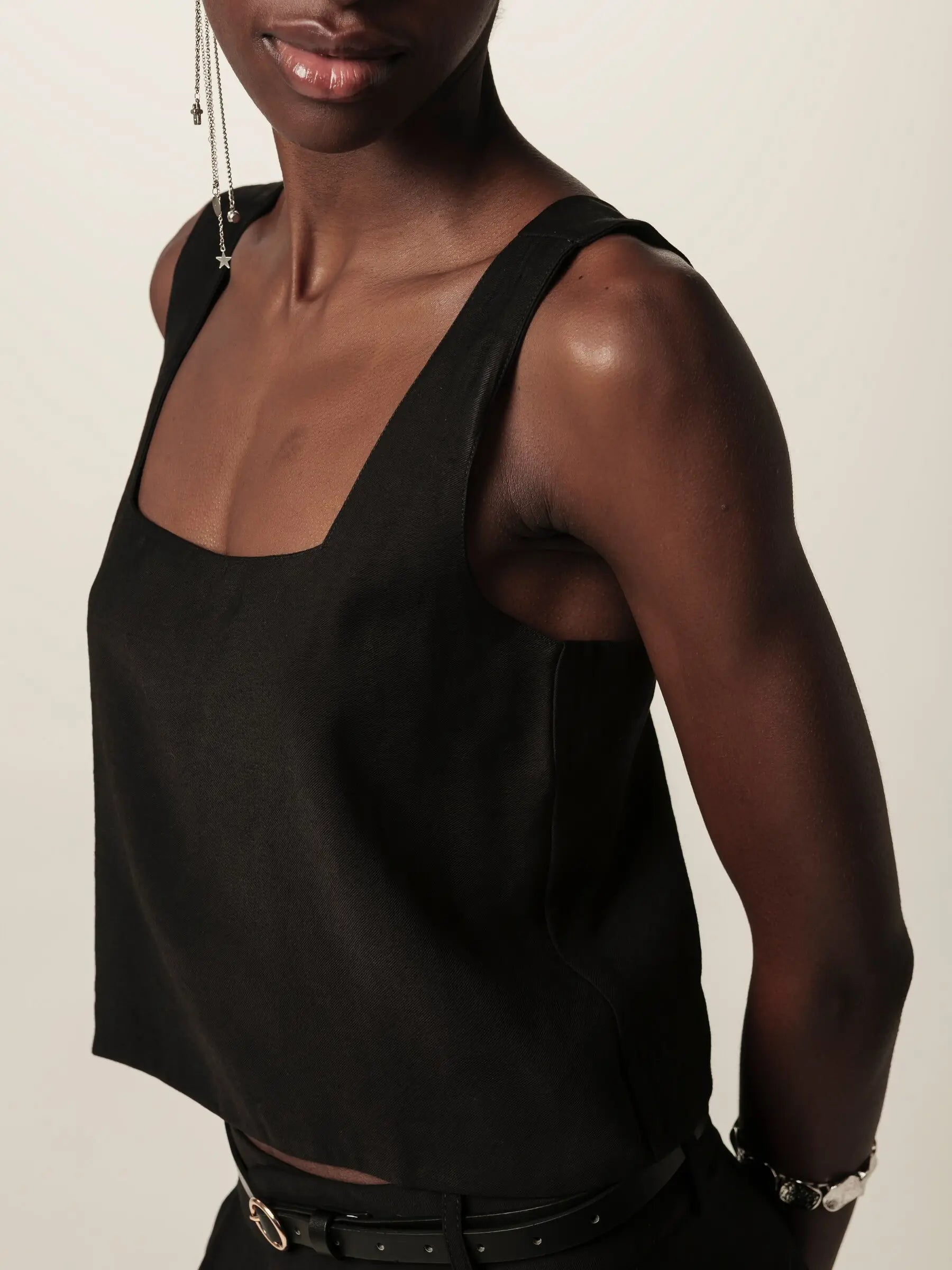 Blusa Alfaiataria Jasmim de Viscose FSC™ Preta. Compre online moda sustentável e atemporal na Minimadeia, marca slow fashion de roupas femininas. Foto produto JUN26 07