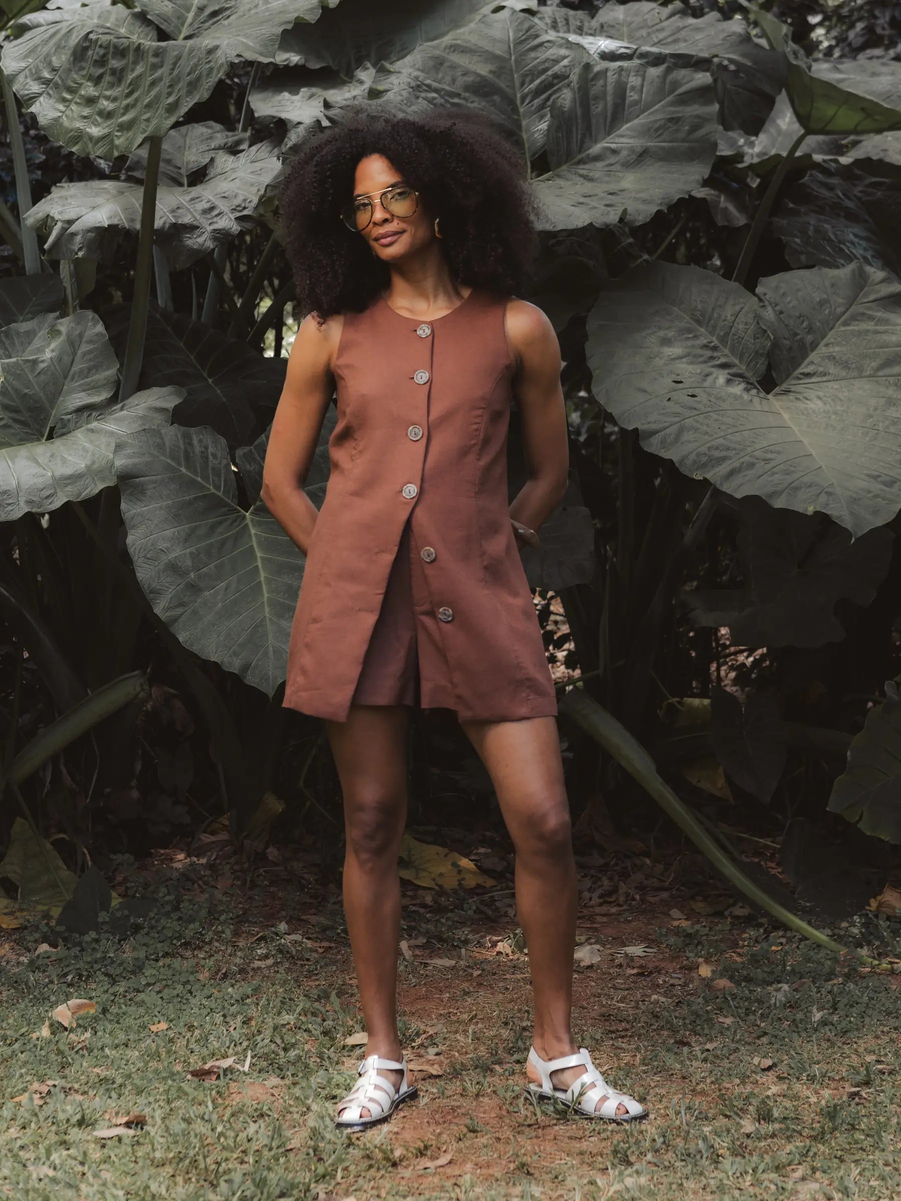 Colete Alfaiataria de Linho e Viscose FSC™ Embaúba Marrom Escuro. Compre online moda sustentável e atemporal na Minimadeia, marca slow fashion de roupas femininas. Foto produto DEZ25 01