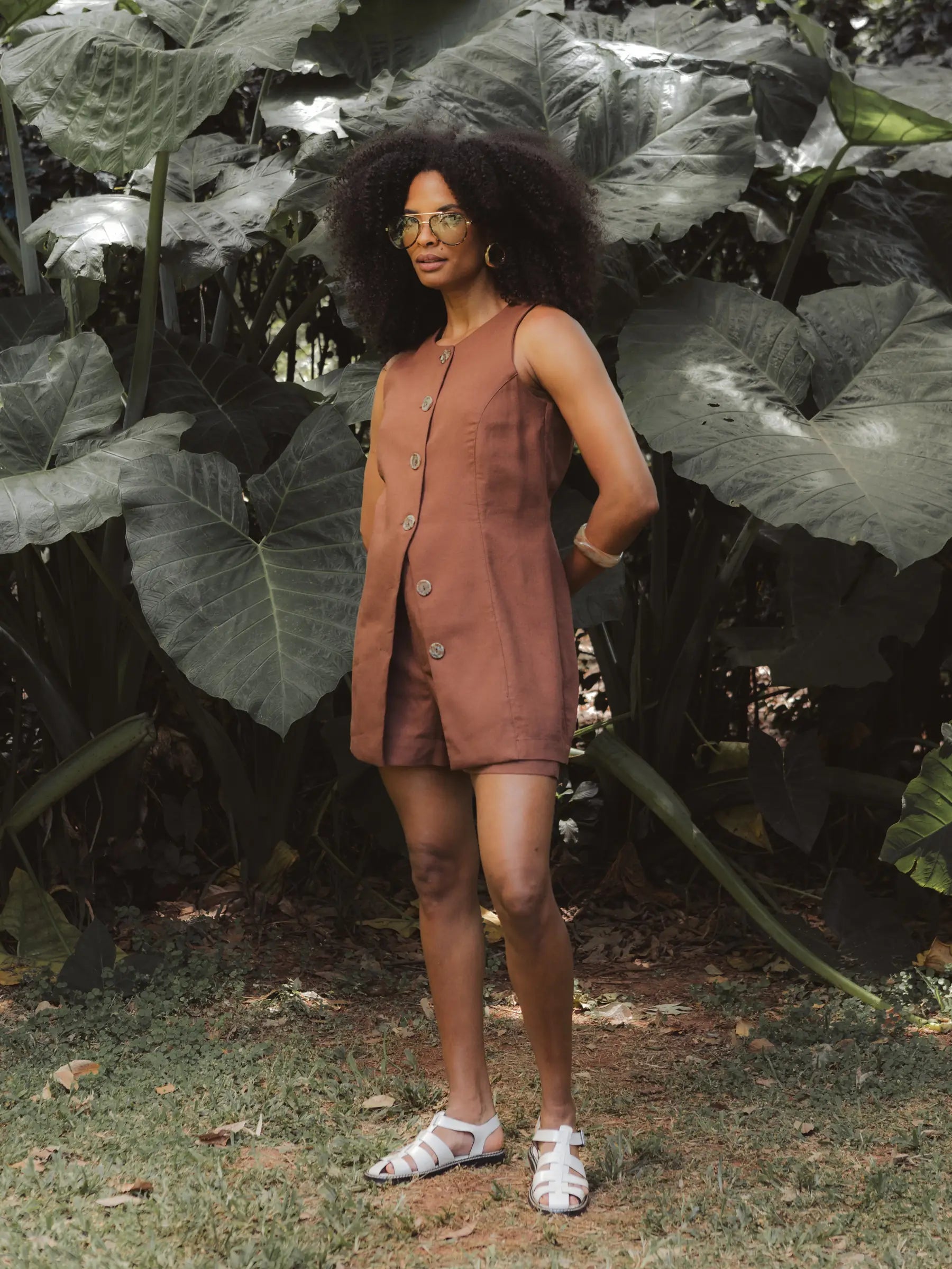 Colete Alfaiataria de Linho e Viscose FSC™ Embaúba Marrom Escuro. Compre online moda sustentável e atemporal na Minimadeia, marca slow fashion de roupas femininas. Foto produto DEZ25 02