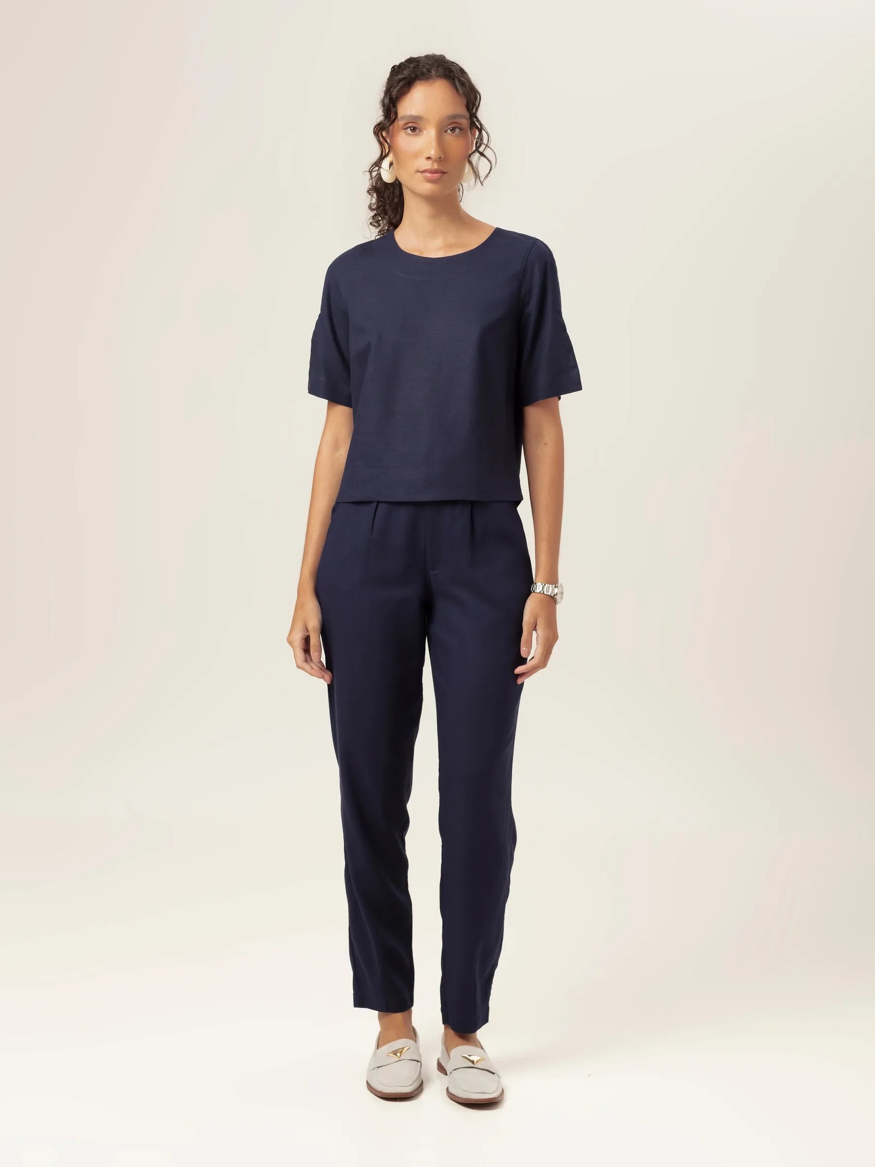 Blusa Tulipa de Linho e Viscose FSC™ Azul Escuro. Compre online moda sustentável e atemporal na Minimadeia, marca slow fashion de roupas femininas. Foto produto MAR26 01