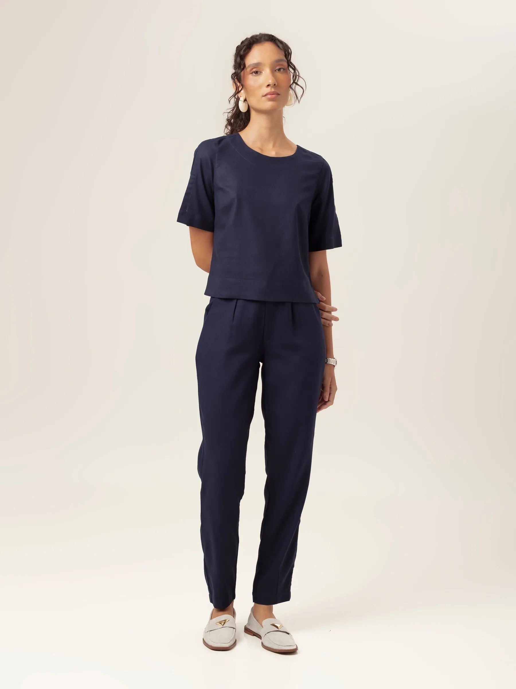 Blusa Tulipa de Linho e Viscose FSC™ Azul Escuro. Compre online moda sustentável e atemporal na Minimadeia, marca slow fashion de roupas femininas. Foto produto MAR26 02